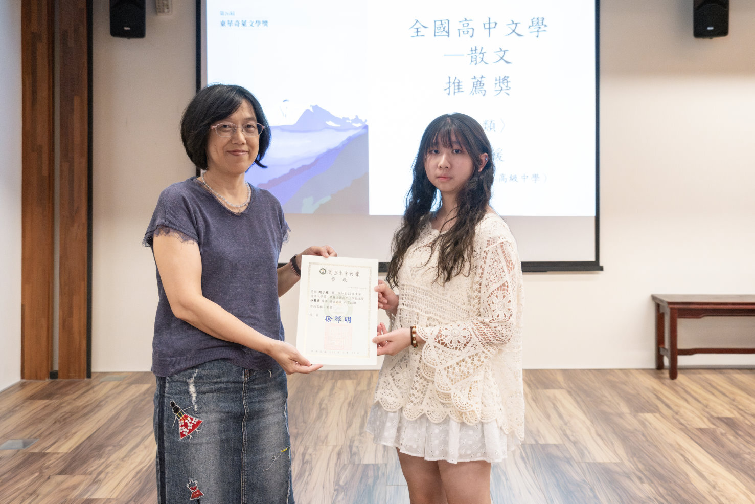 全國高中文學散文獎的獲獎高中生來到東華校園領獎