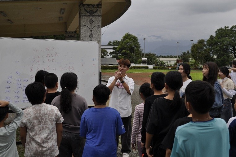 活動進行前,學員們認真聽活動關主講解規則及注意事項