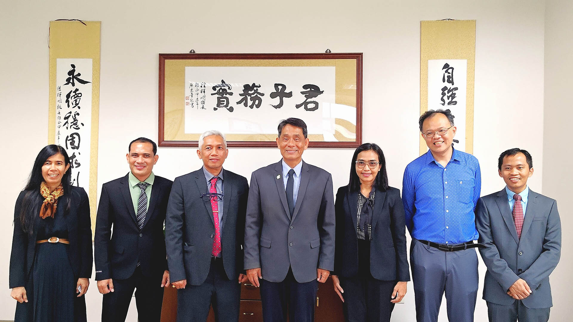 印尼來訪的兩所大學, 由I Ketut Sukewati Lanang Putra Perbawa校長帶領(左起第三位), 包括I Gede Cahyadi Putra副校長、I Gusti Agung Sri Rwa Jayantini副校長, 以及Ni Made Kariani、Betty Debora Ari