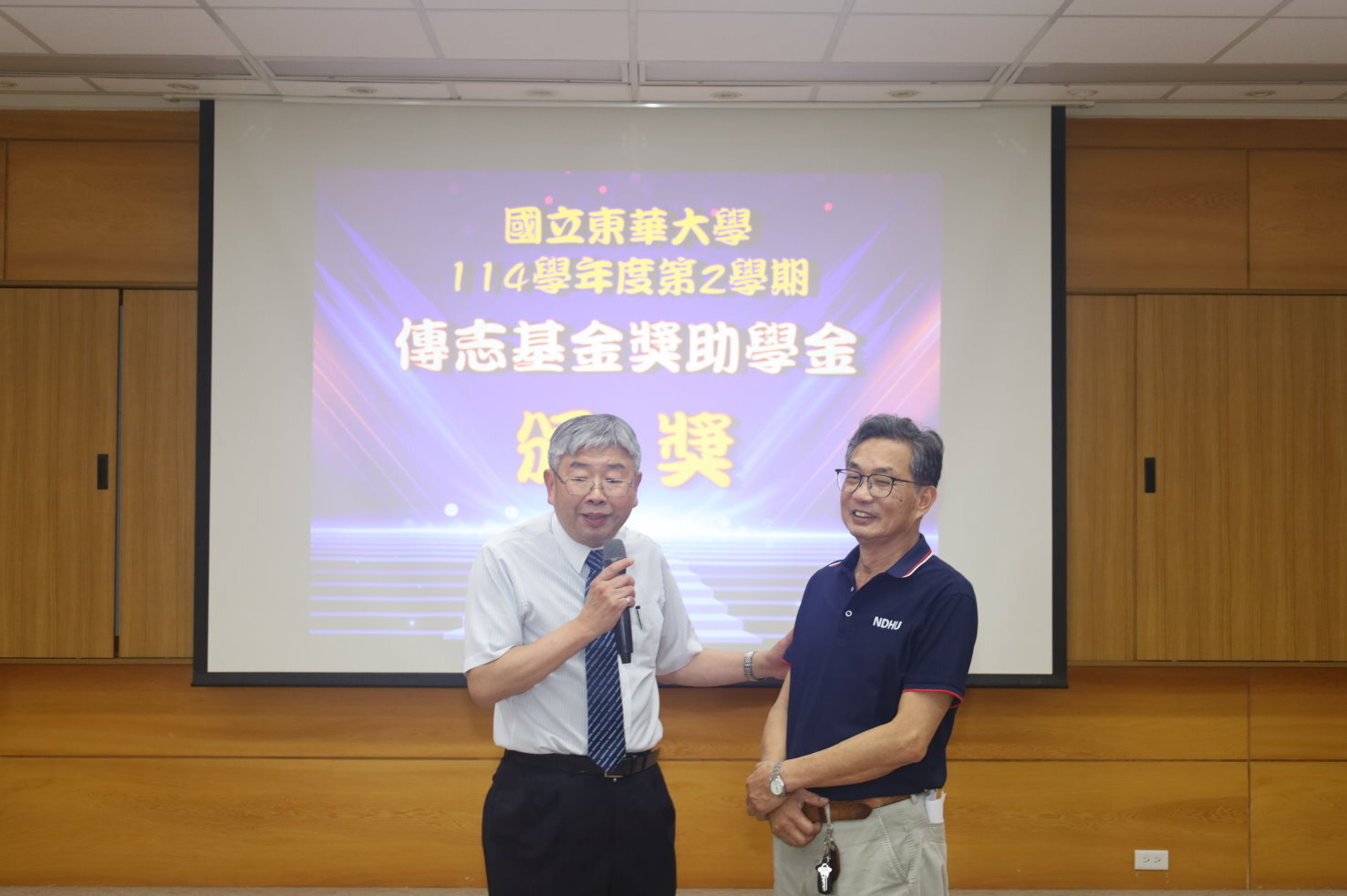 生活輔導組葉俊良校安屆齡退休,張副校長代表學校感謝其多年來的辛勞付出與貢獻