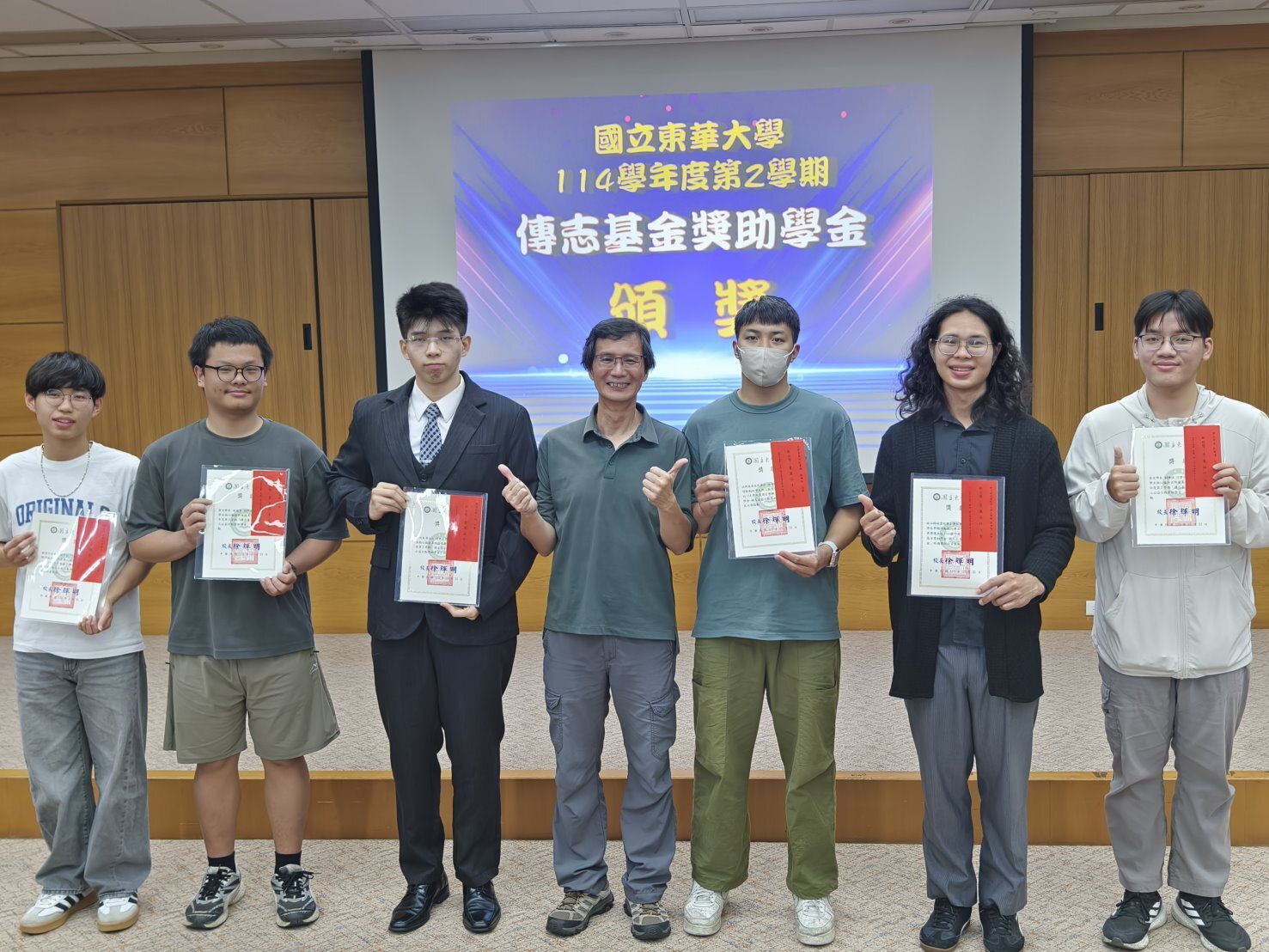 陳鴻圖教務長代表頒獎