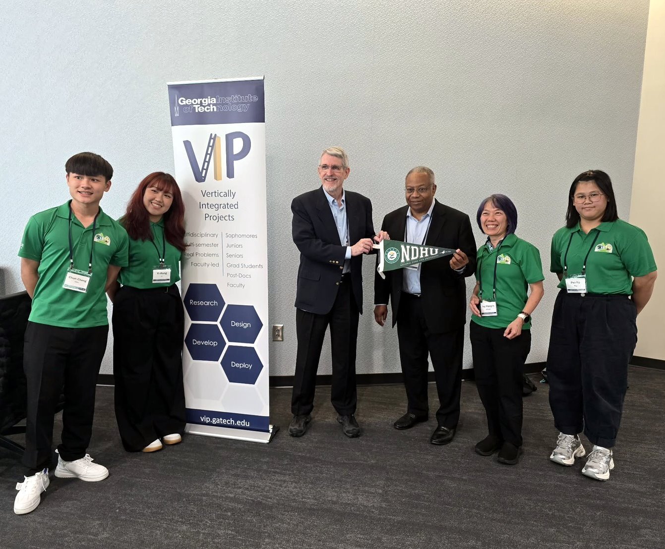 國立東華大學 GOFAR 團隊與 VIP Consortium創辦人及喬治亞理工學院代表合影,展現東華大學於國際 VIP 社群中的參與與連結