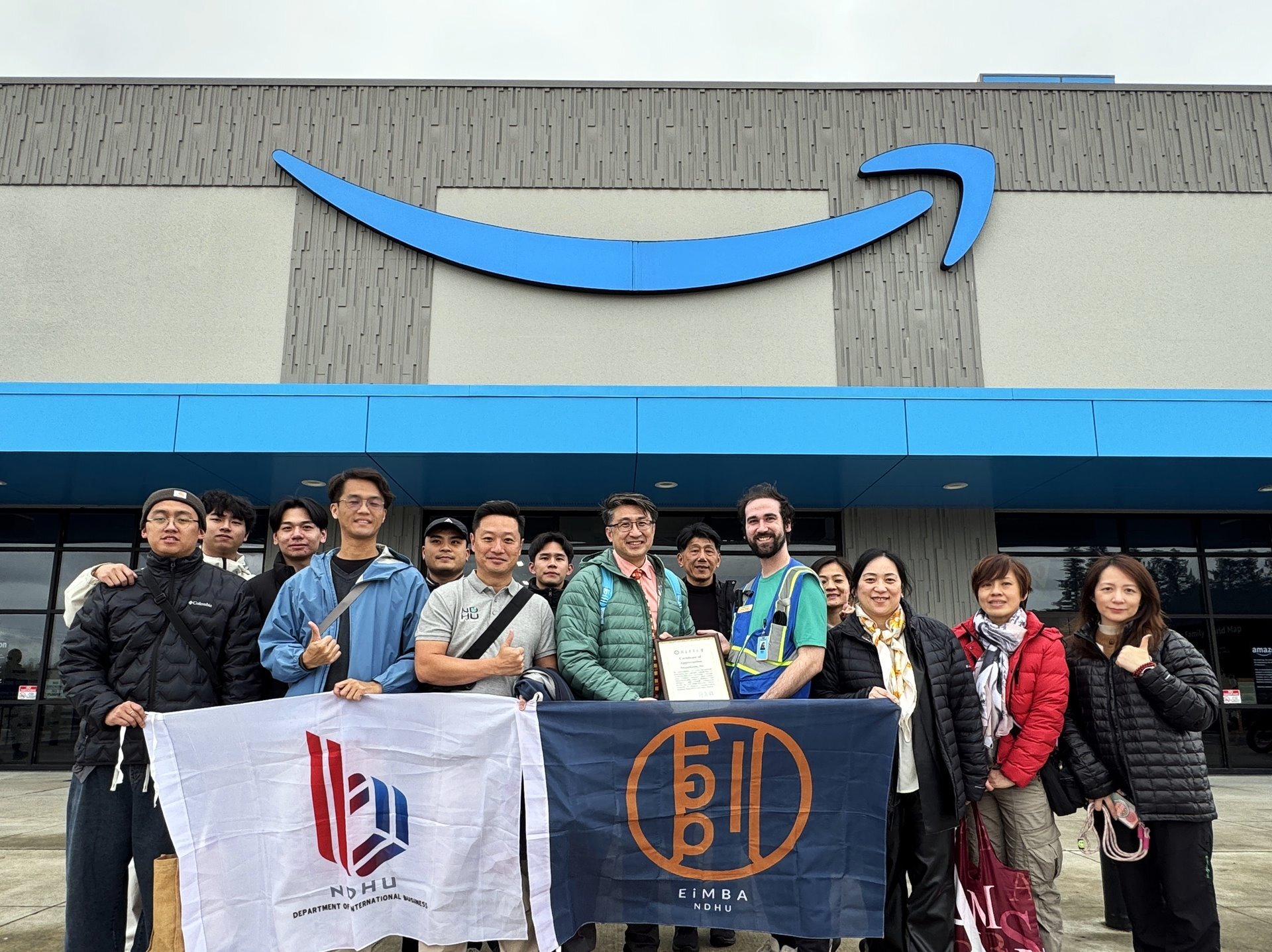 東華大學管理學院EMBA學員偕國企系MBA學生參訪Amazon PAE2物流中心