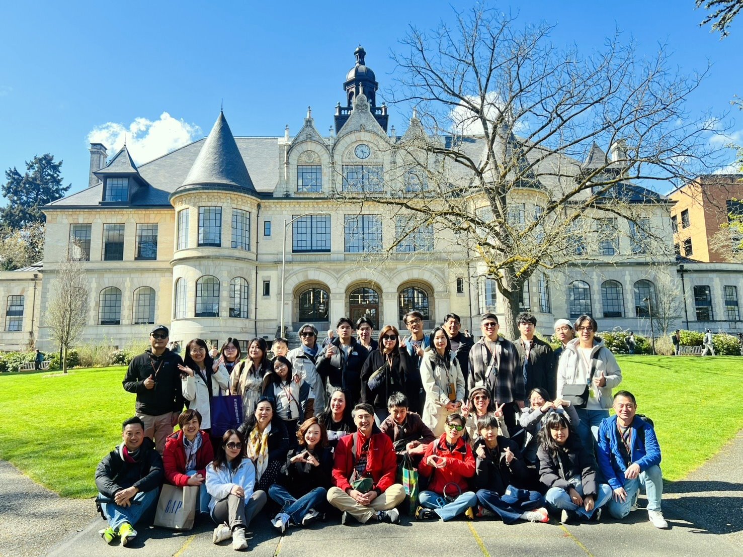 東華大學管理學院EMBA全體參訪學員在華盛頓大學校園合影