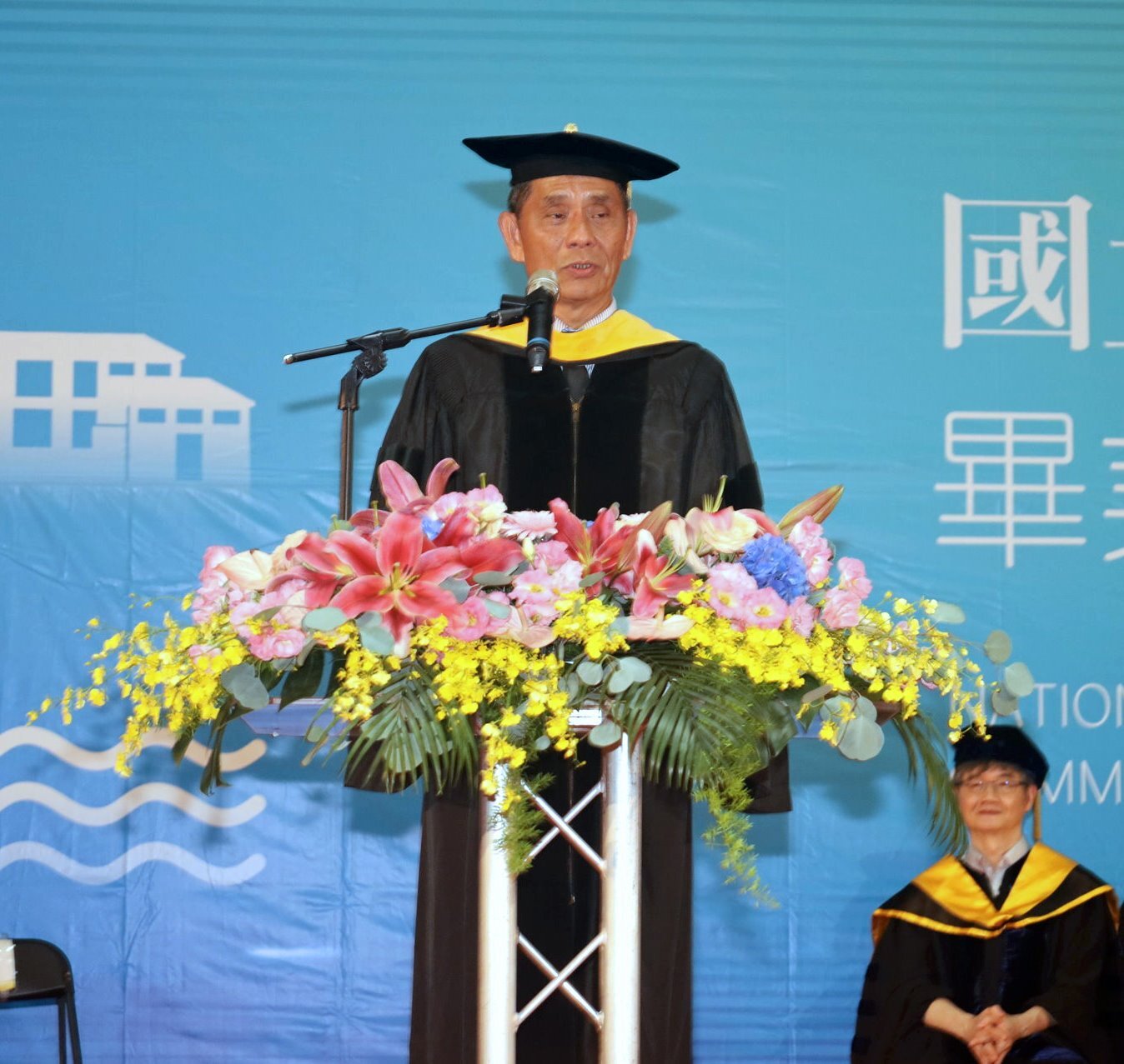 徐輝明校長致詞祝福畢業同學鵬程萬里