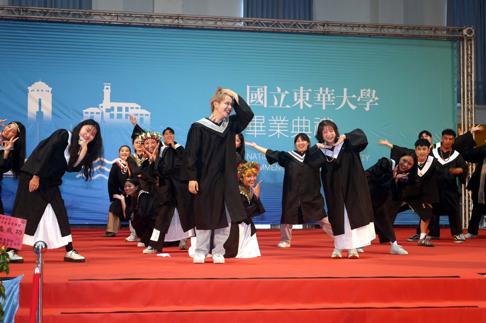 原住民民族學院「4111聯隊舞團」獻上祝福