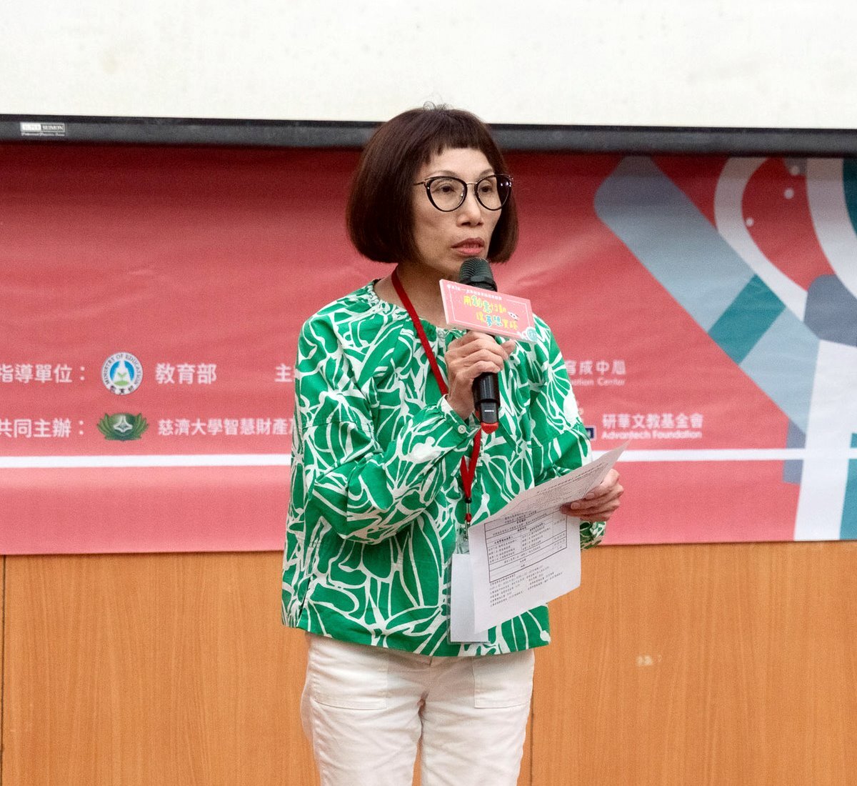 慈濟大學林祝君副研發長給予團隊參賽建議
