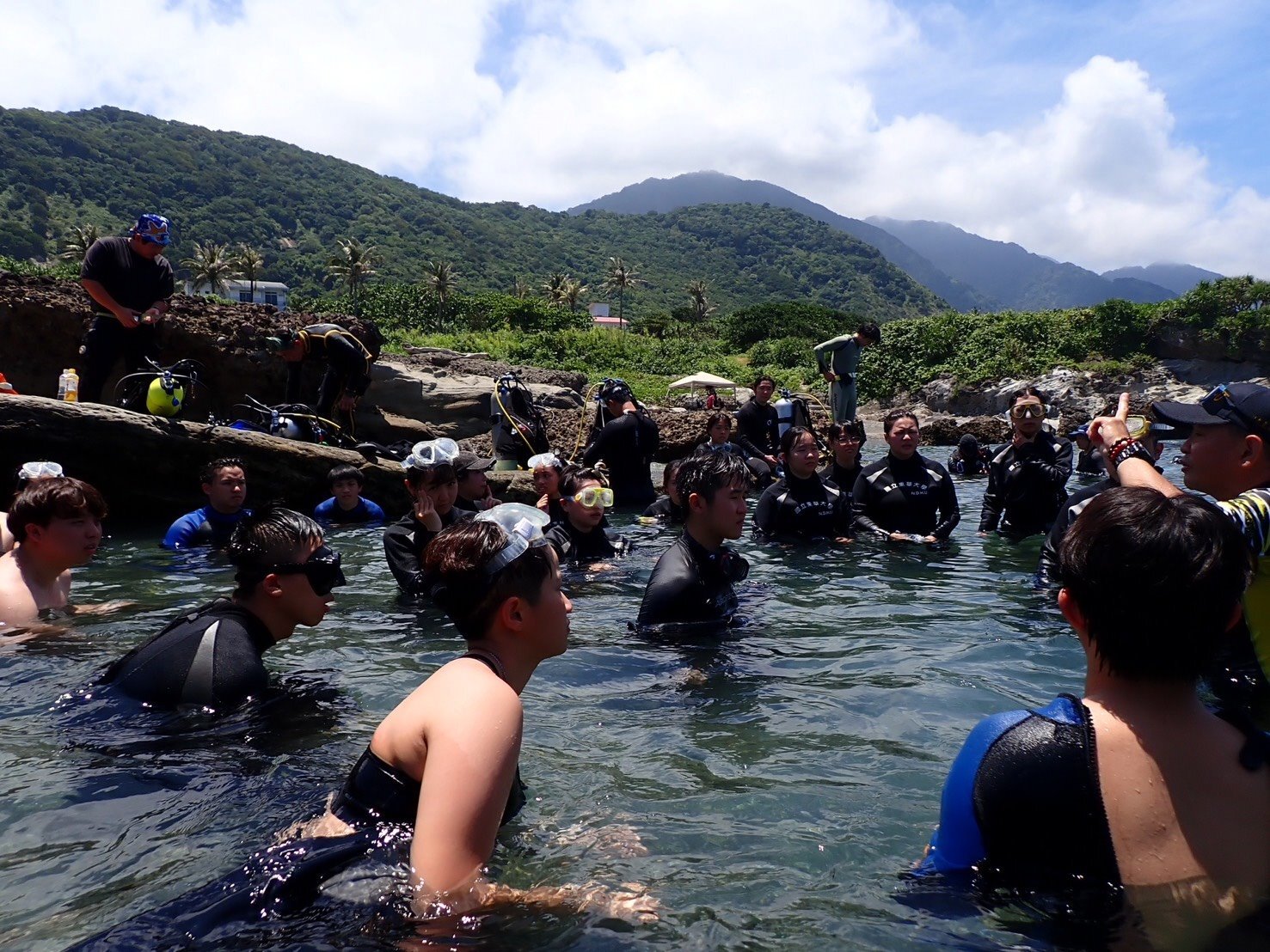 教練帶領各組潛水水面課程