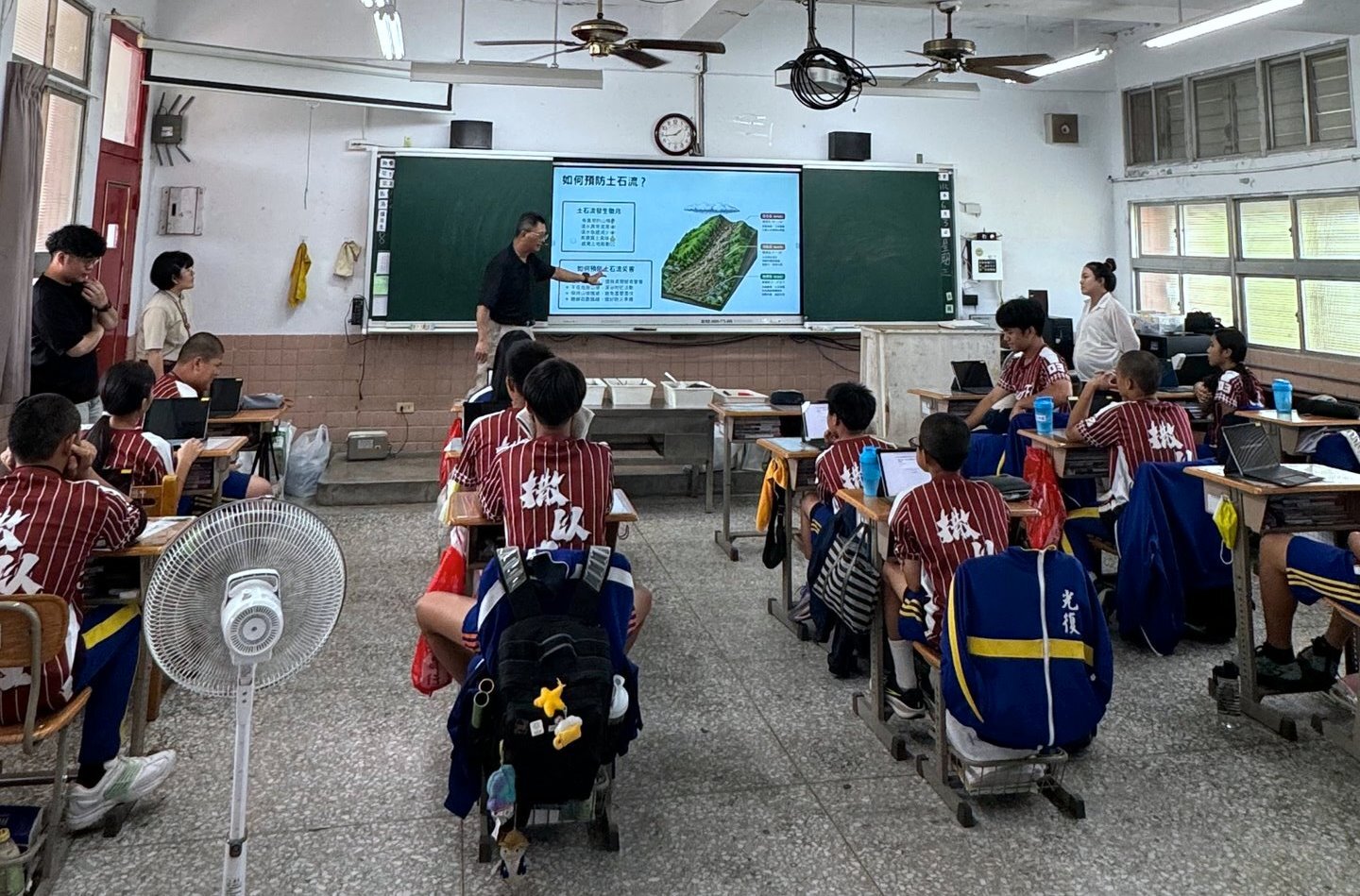 東華大學碩士生講師群合作分工教學