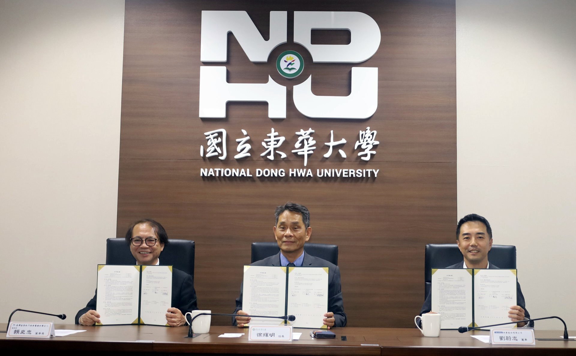 東華大學校長徐輝明(中)、門諾醫院董事長賴史忠(左)及研華科技董事劉蔚志(右)代表簽署合作備忘錄