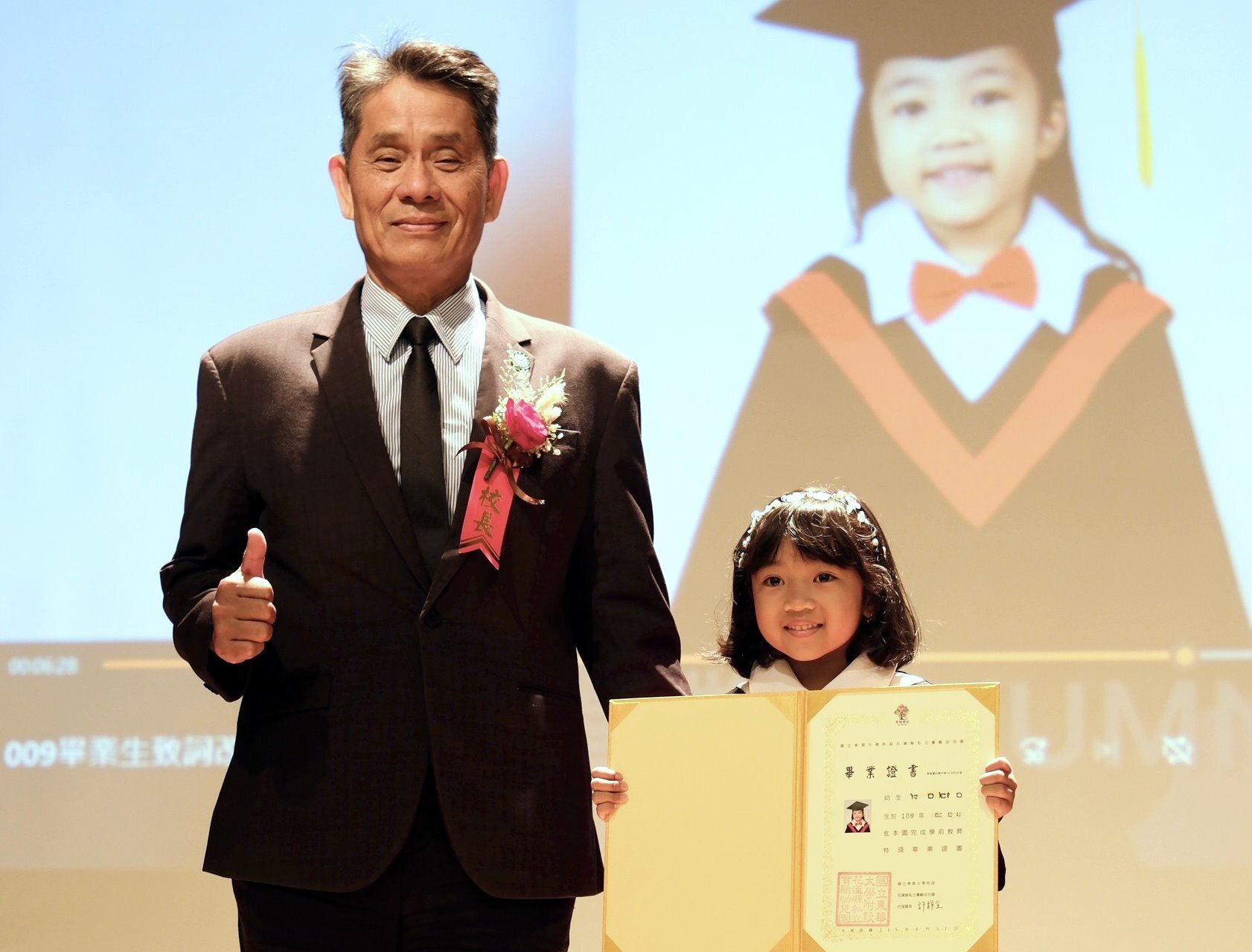 徐輝明校長為每位畢業生頒發畢業證書