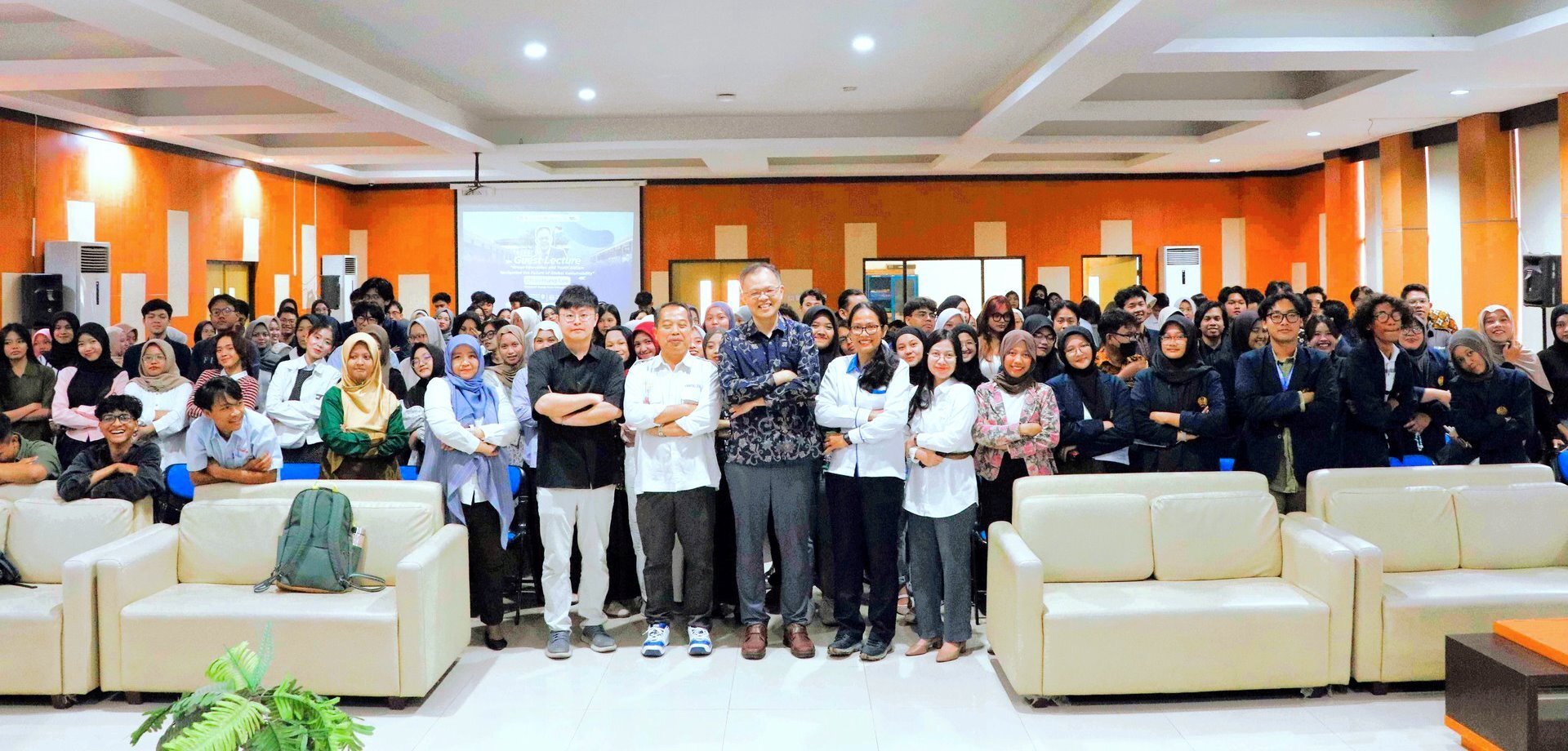 東華大學今年4月訪問印尼Universitas Negeri Surabaya大學
