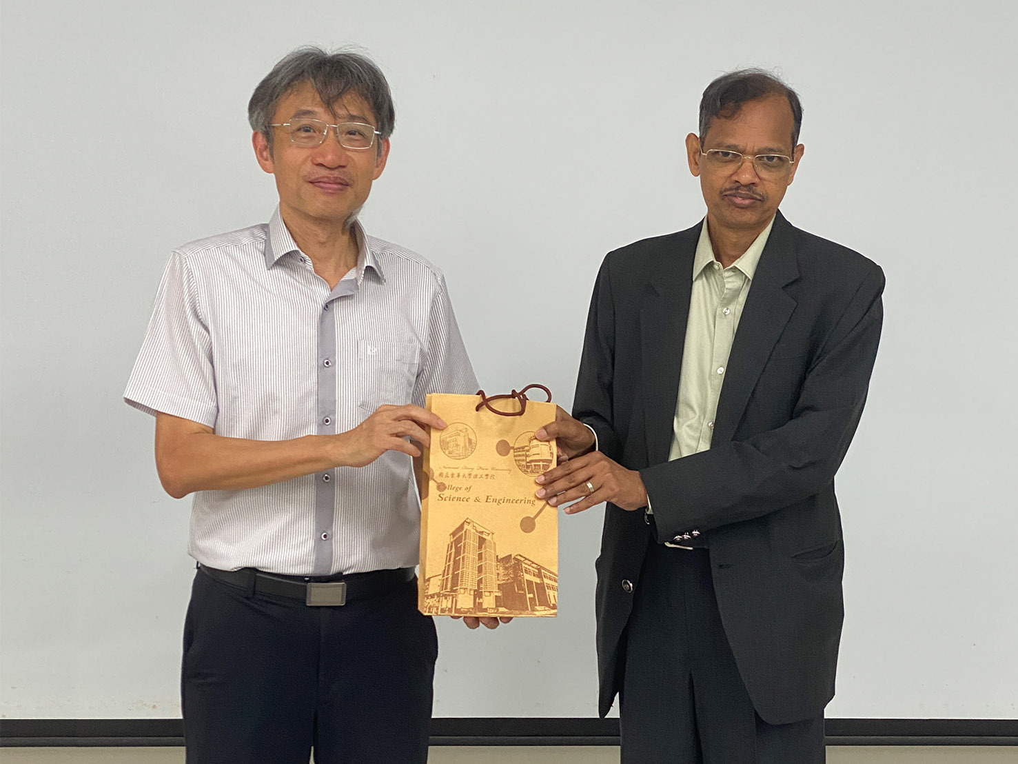 理工學院院長張意政教授(左)致贈紀念品予印度國家科學院院士Gromiha教授(右),感謝其蒞臨東華分享研究成果