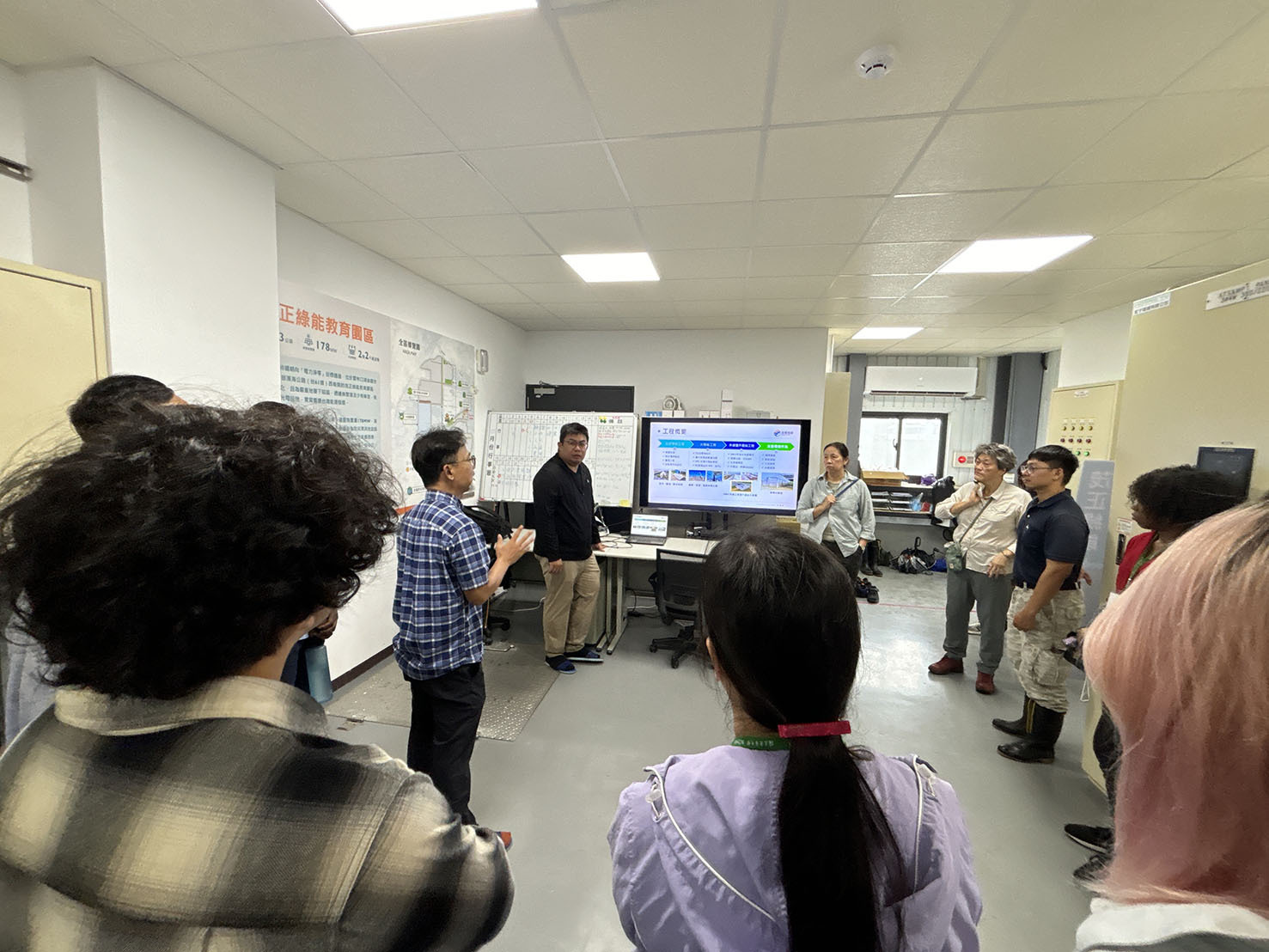星耀投控介紹企業發展歷程、核心業務及人才培育規劃,協助學生認識產業發展趨勢
