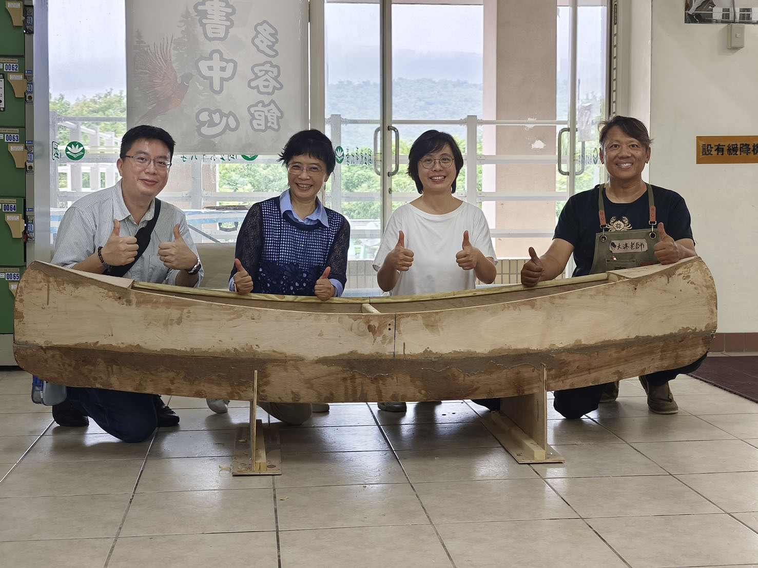 小船製造過程合照:社參中心主任顧瑜君(左2)、藝設系副教授韓毓琦(右2)、大沐老師(右1)、UMAE陳坤陽(左1)