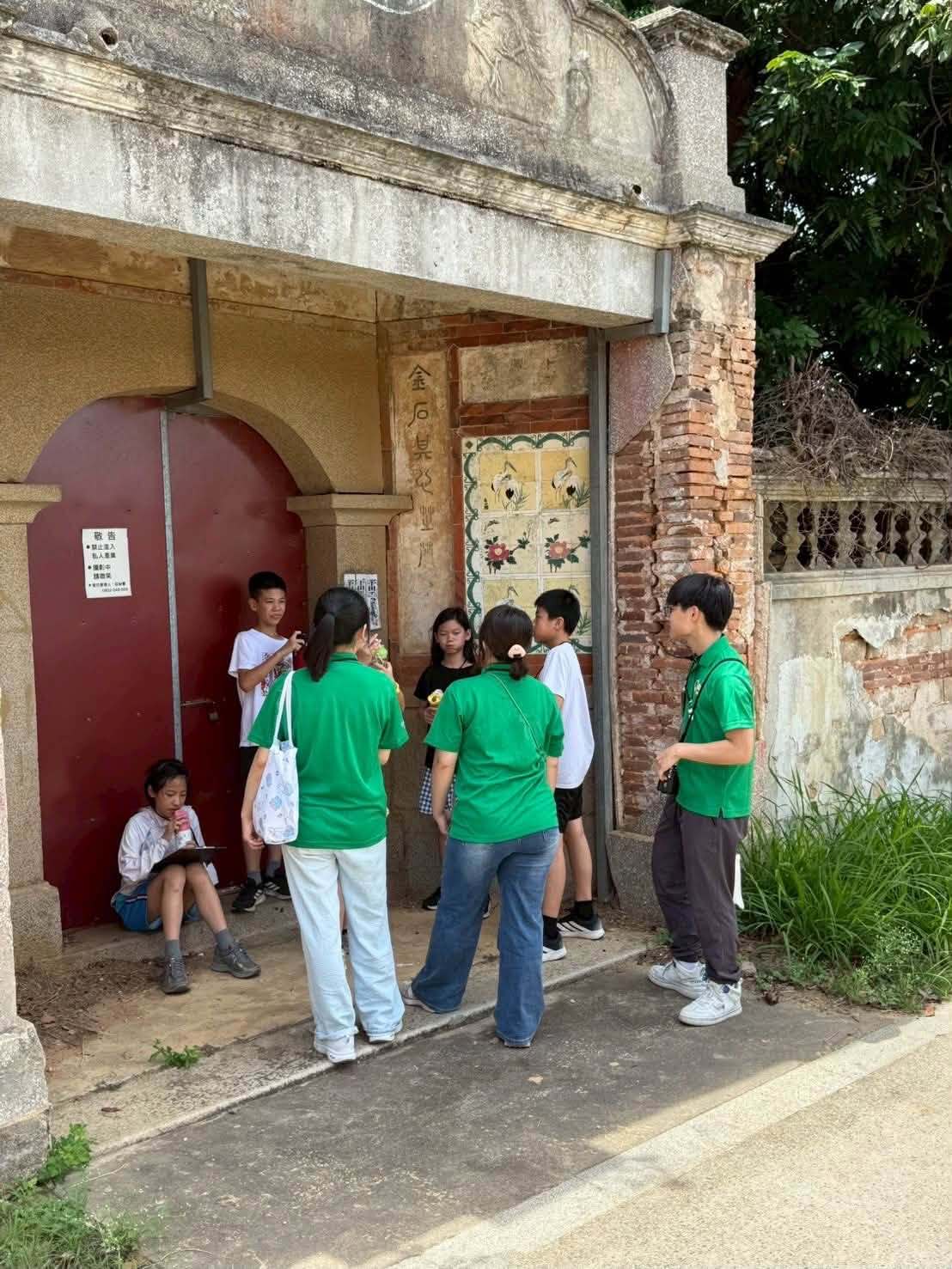 學員於碧山聚落陳清吉洋樓前進行五感紀錄