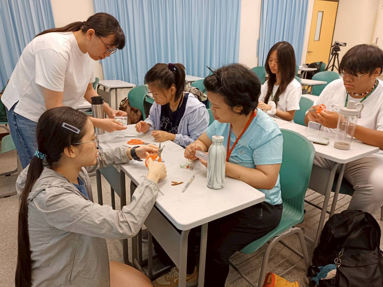 講師何倚帆(左一)、陳若瑜(左二)協助學員製作彈射器