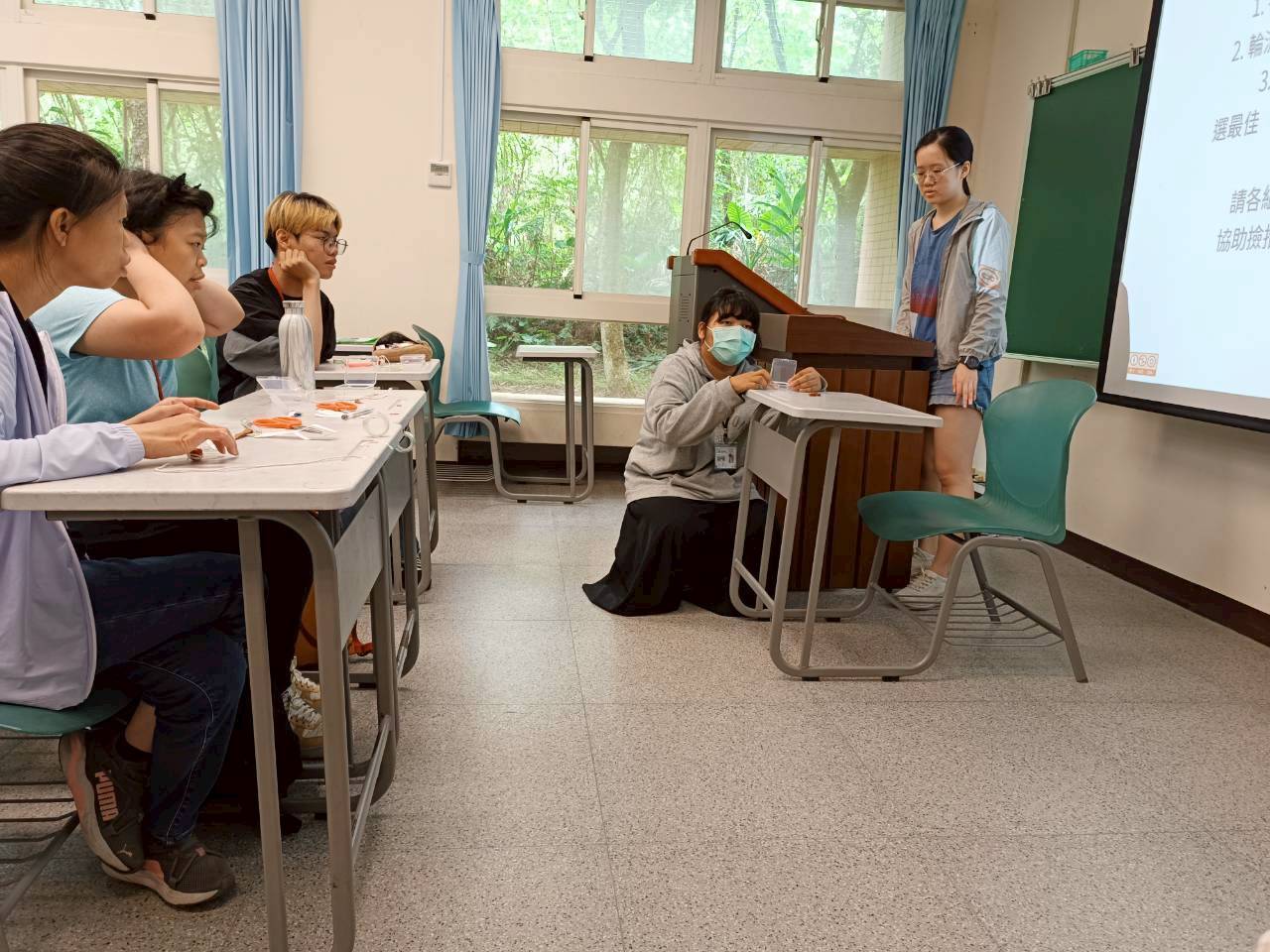 學員以自製彈射器比賽射程