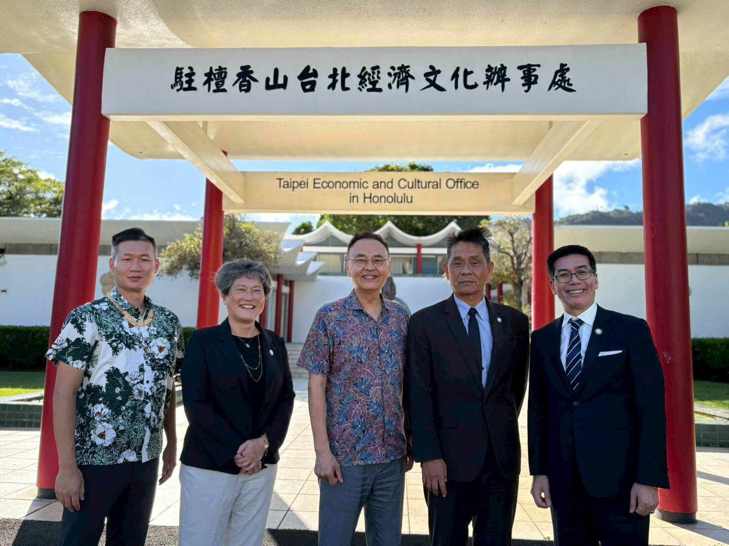 東華代表團拜會駐檀香山台北經濟文化辦事處,與張詩瑞處長(中)合影留念