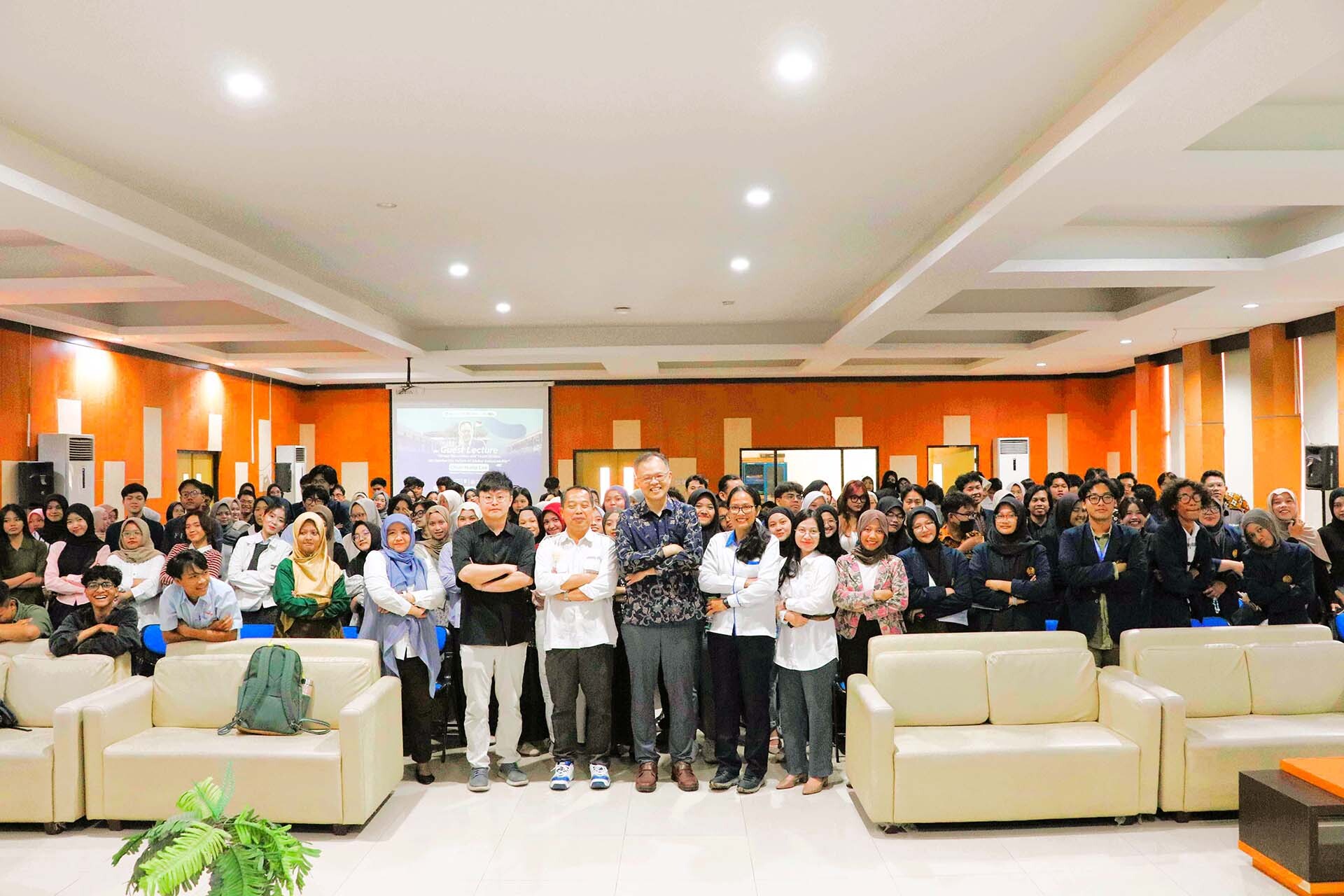 東華大學於今年4月訪問印尼Universitas Negeri Surabaya大學及Institut Teknologi Nasional Yogyakarta大學