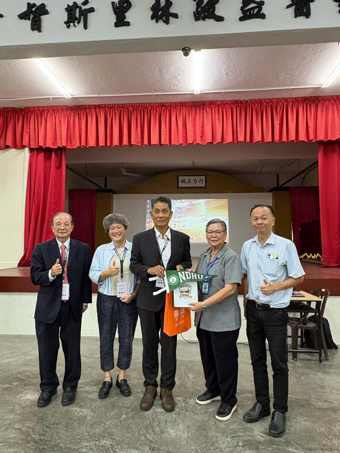 徐輝明校長及國際事務處處長蘇銘千與當地師長交換紀念品
