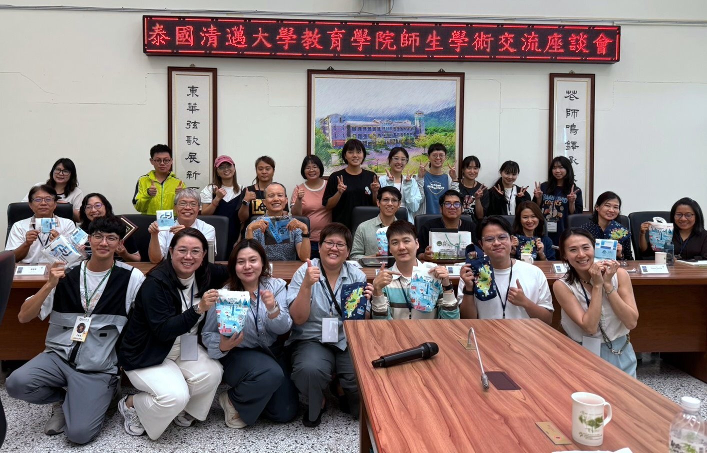 東華大學致贈清邁大學臺灣特色紀念品並合影留念