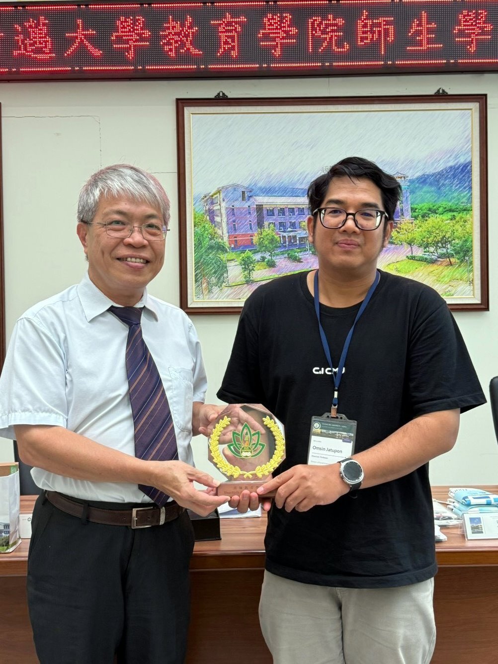 東華大學與清邁大學代表互贈紀念品