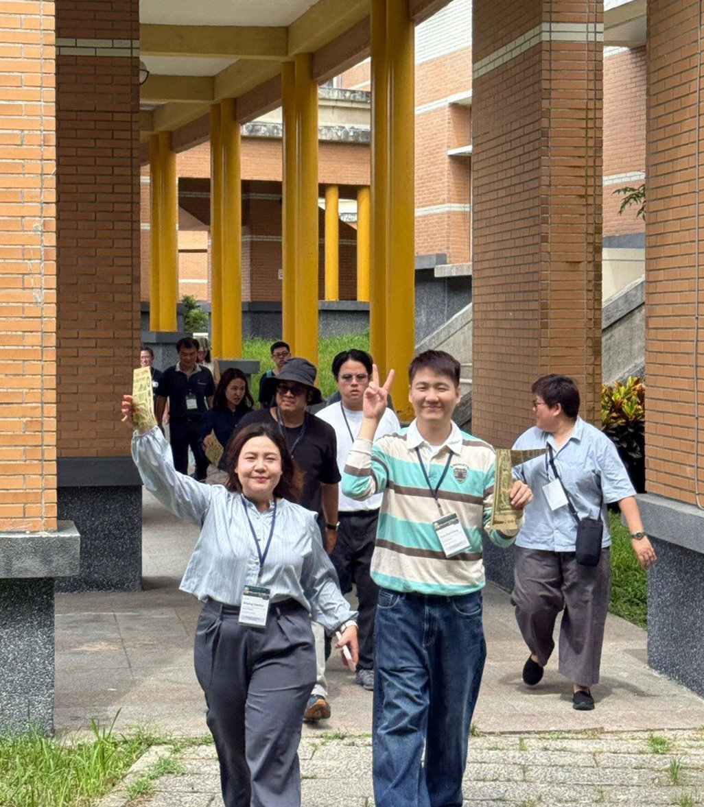 泰國師生穿梭於東華大學圖書館