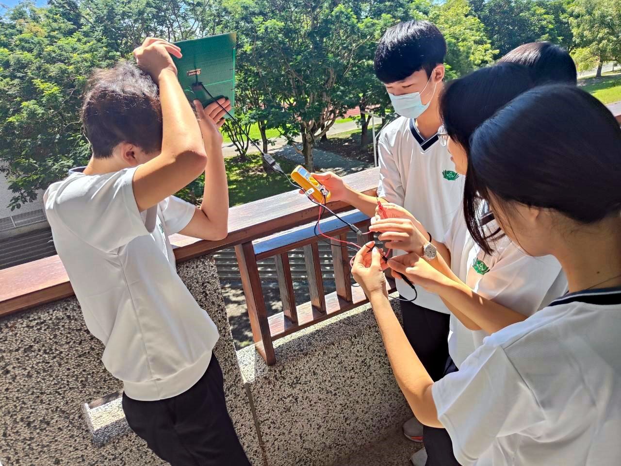 學生實際操作太陽能板與量測儀器,觀察不同日照條件下的發電表現,體驗再生能源實作學習