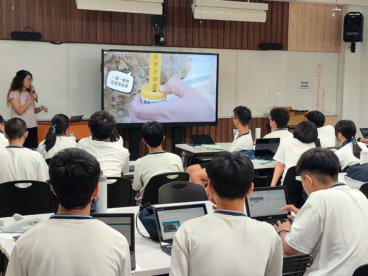 介紹樹木量測方法,帶領學生認識森林資源與碳吸存的關聯,了解樹木生長與碳匯之間的關係
