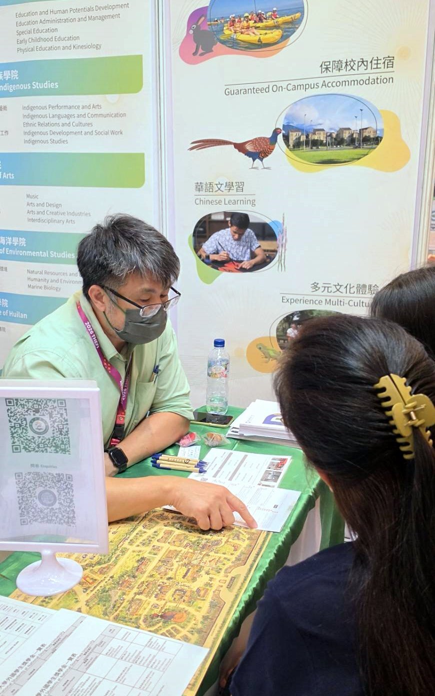 國企系欒錦榮老師向印尼學生分享課程細節
