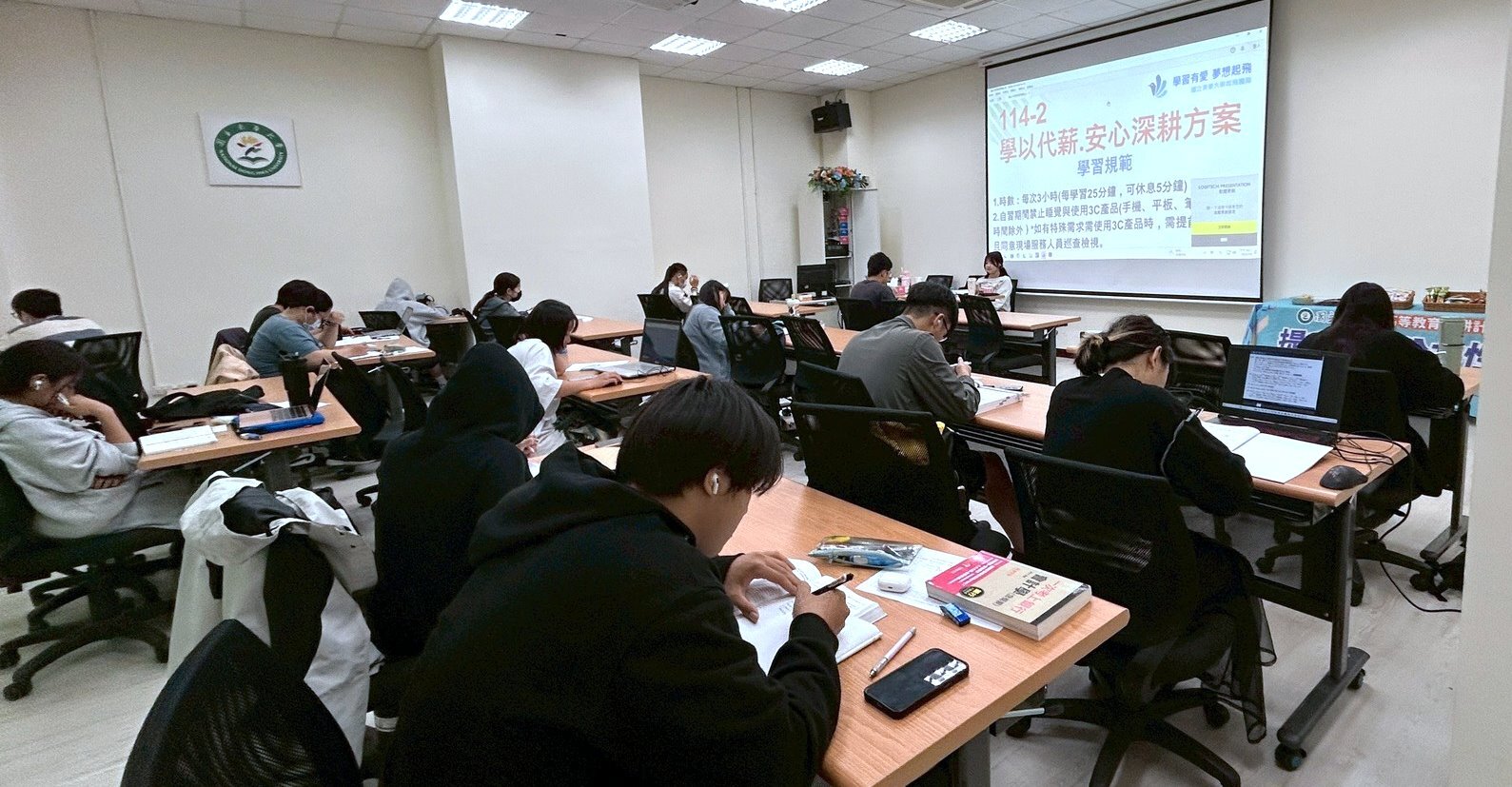 「深耕起飛計畫」推動「學以代薪・安心深耕方案」,學生專心投入學習,降低工讀壓力,安心深耕專業、蓄力起飛