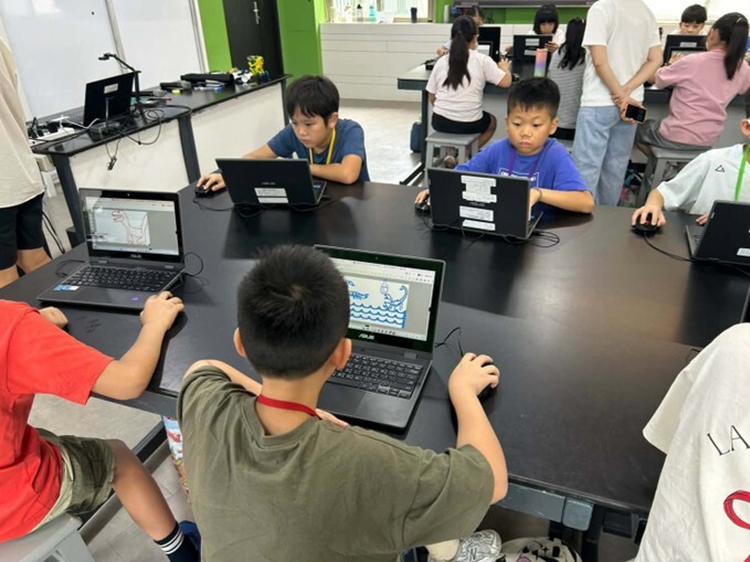 學生練習使用AI工具