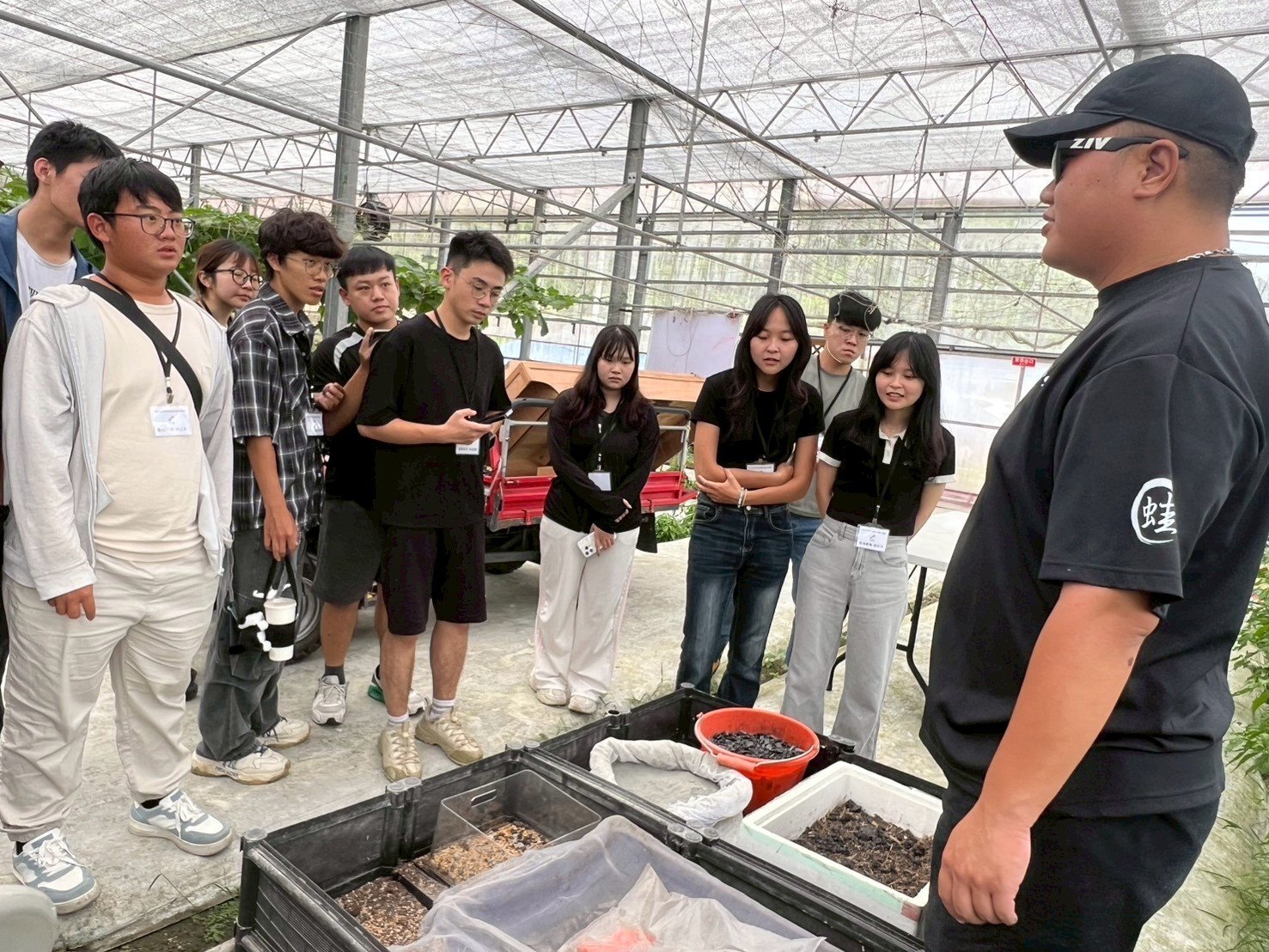 走訪不彎腰體驗農園,了解炭基質土壤與農業剩餘資材循環再利用,認識低碳農業及資源循環的永續實踐模式