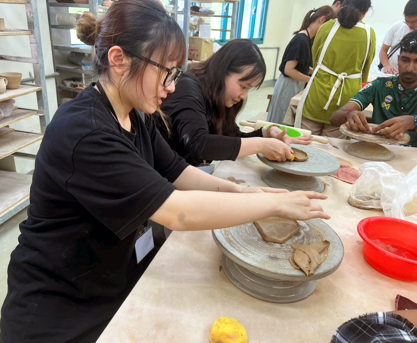 於國立東華大學藝術工坊體驗手拉坏創作,以災後馬太鞍溪淤泥再製陶土為材料,親身實踐災後資源再生與「化廢為寶」的循環經濟理念