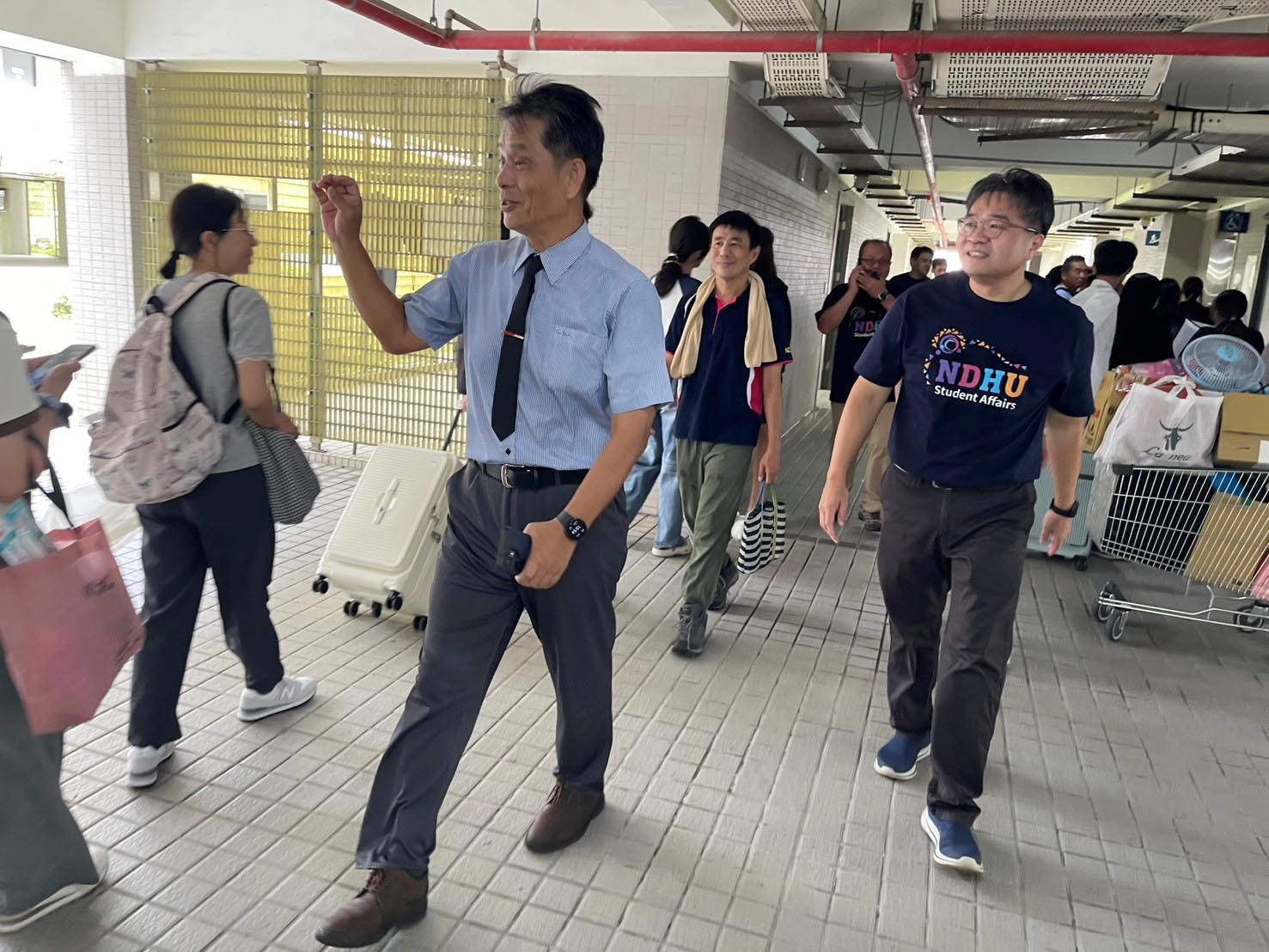校長親切問候新生及與家長