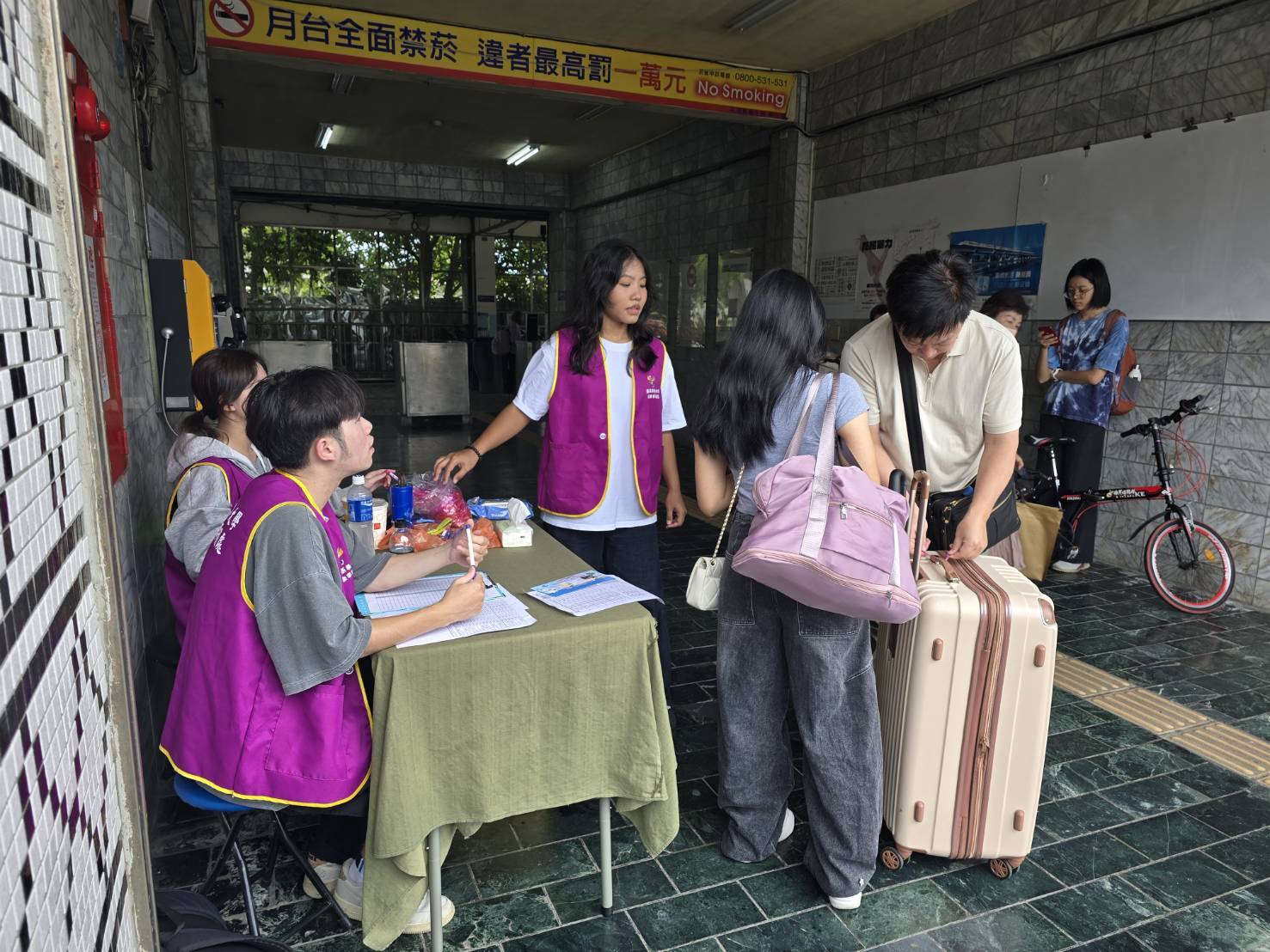 東華大學於火車站提供新生報到接待服務