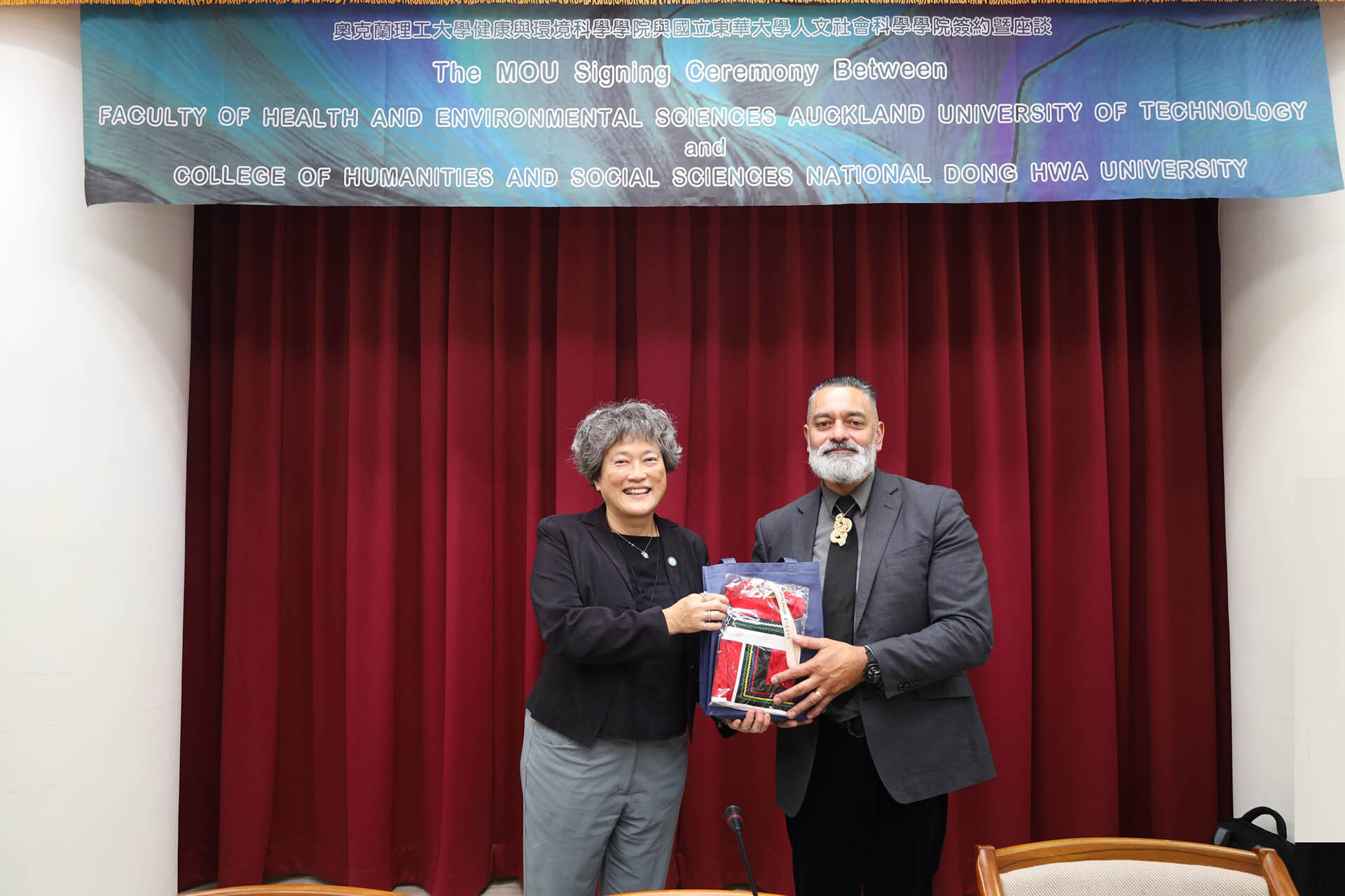 東華大學國際事務處蘇銘千處長致贈Professor Durie紀念品