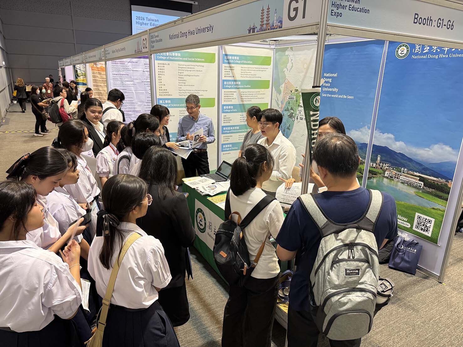 東華大學攤位於活動期間持續吸引參觀者駐足