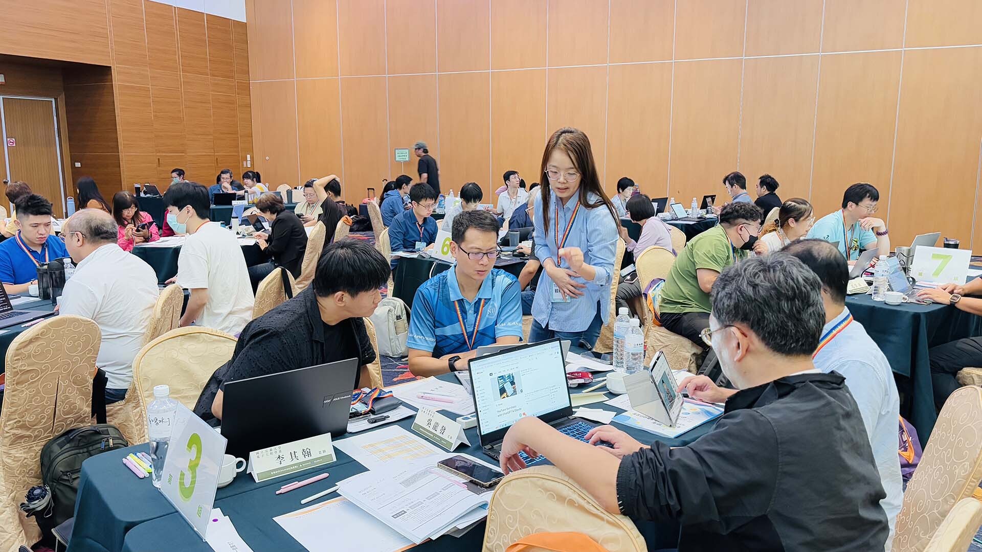 講師賴秋琳帶領與會學員實際操作