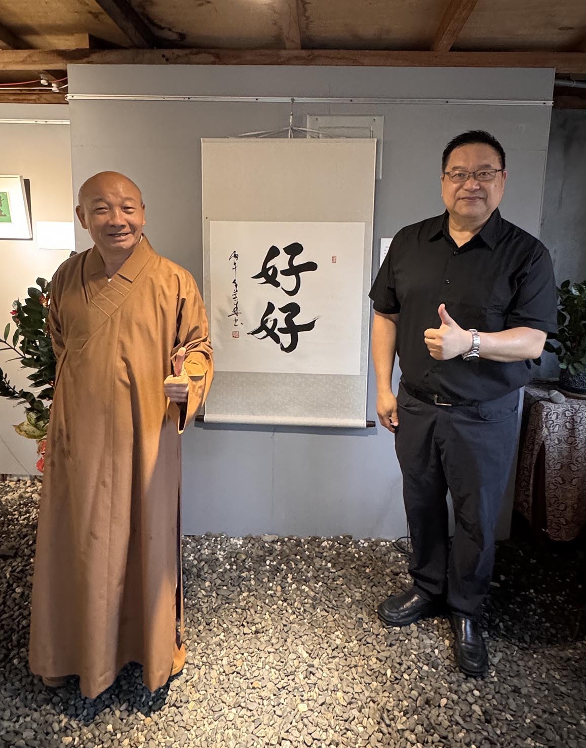 廖慶華院長與臺東佛光山金剛寺監寺慧立法師於作品前合照