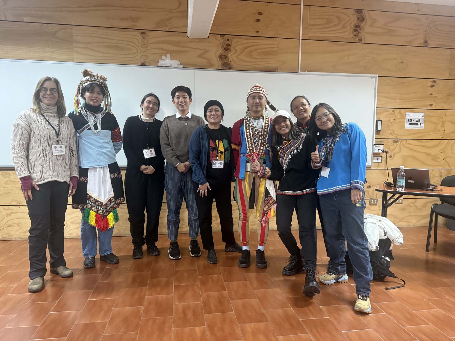 獲獎者於發表論文後與Bavaragh Dagalomai 謝若蘭教授合影。獲獎者爲Pi’i salapuana 石楚芸(左2)、Abus Istasipal 鄭儀君(右1)、Abus Istasipal 余安琪(右2)及’Avi hlapa’ahlica 陳思凱(右4)