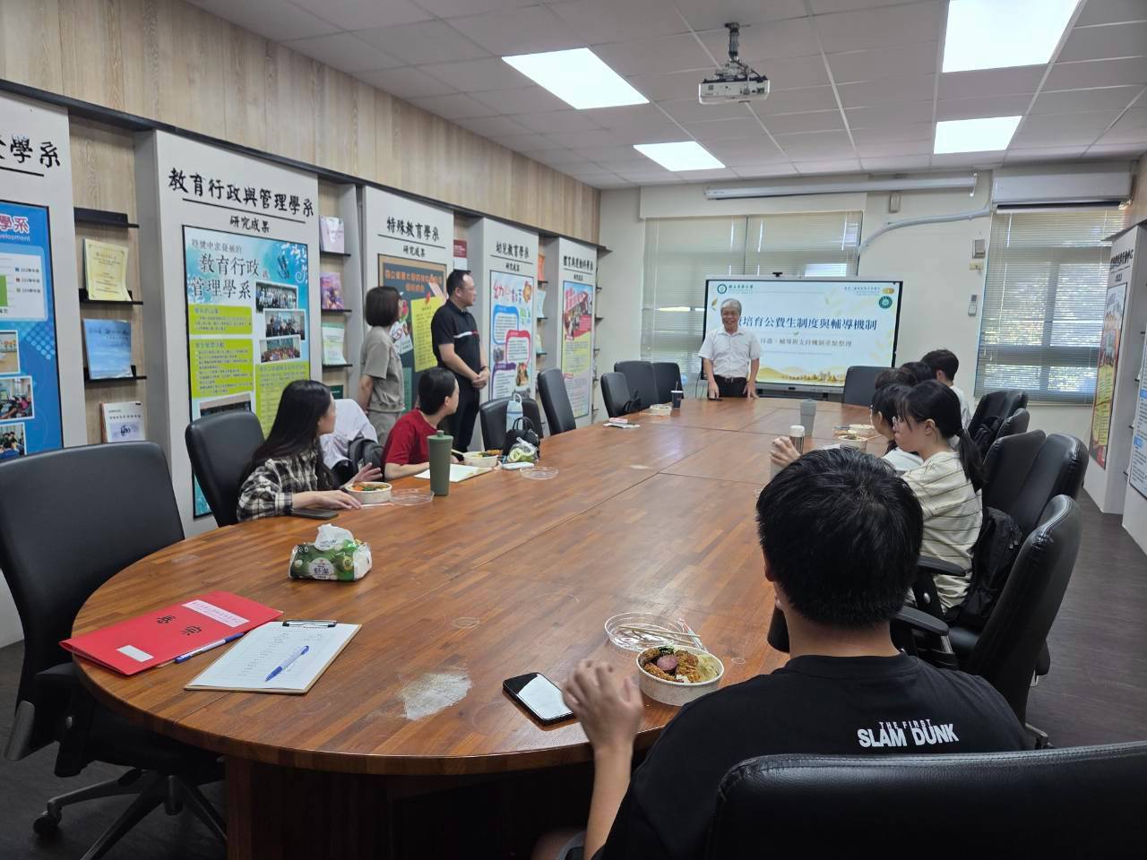 師培中心潘文福主任勉勵公費生珍惜機會、持續充實自我