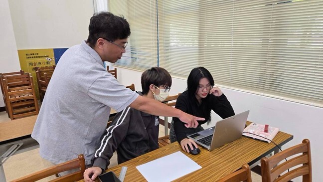 現場指導與討論。營隊現場透過電腦畫面進行小組指導與討論,協助學員釐清研究內容