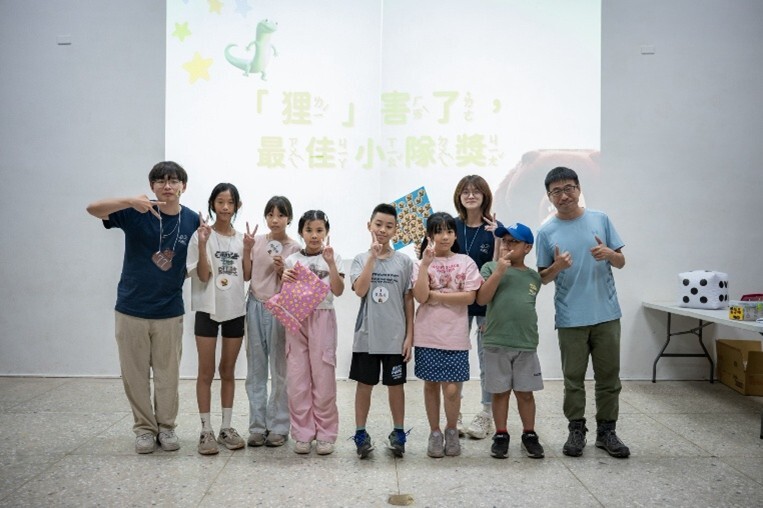 課外組黎士鳴組長與最佳小隊之合影