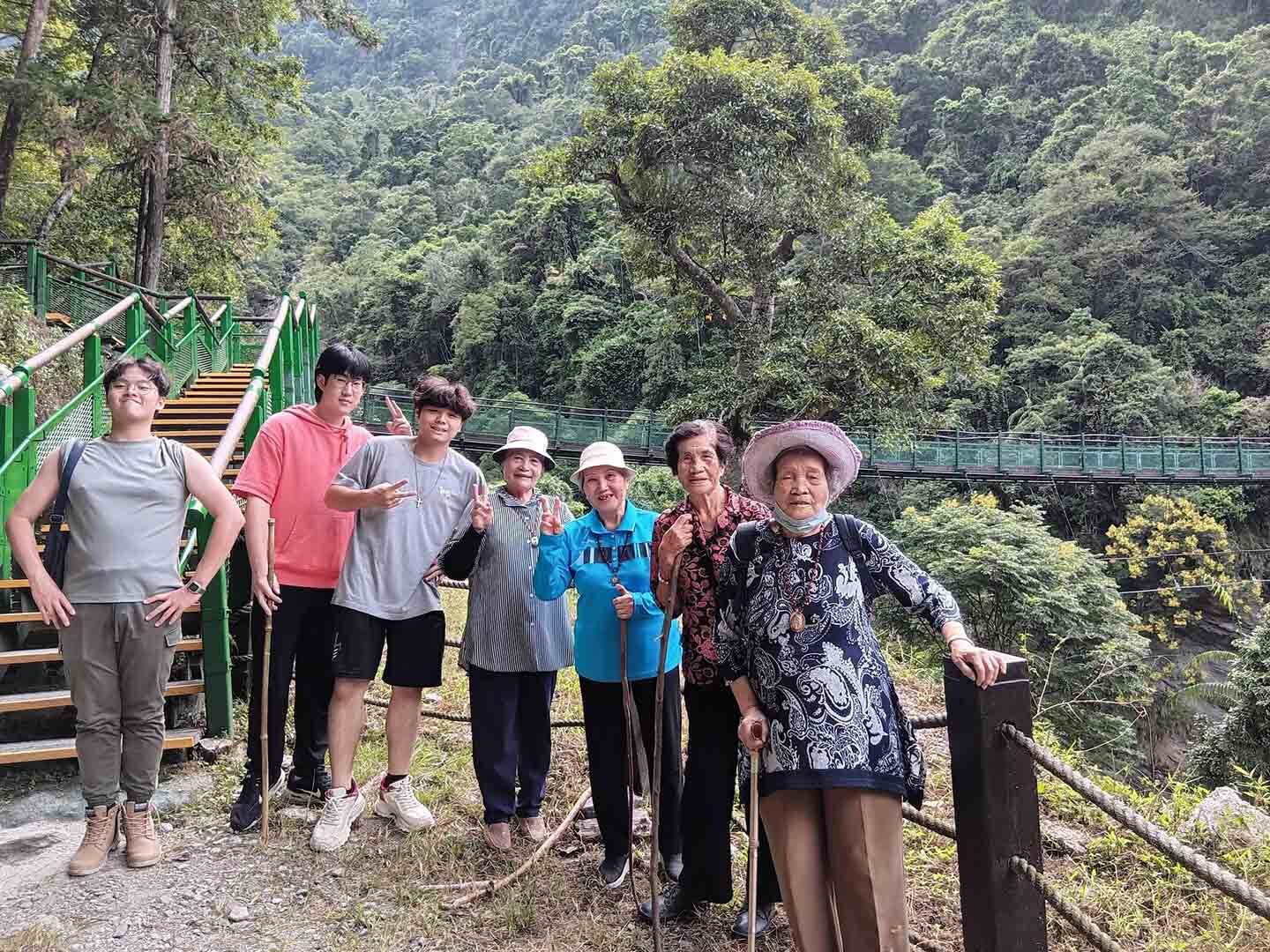 光復文健站長者於路途中合照留念
