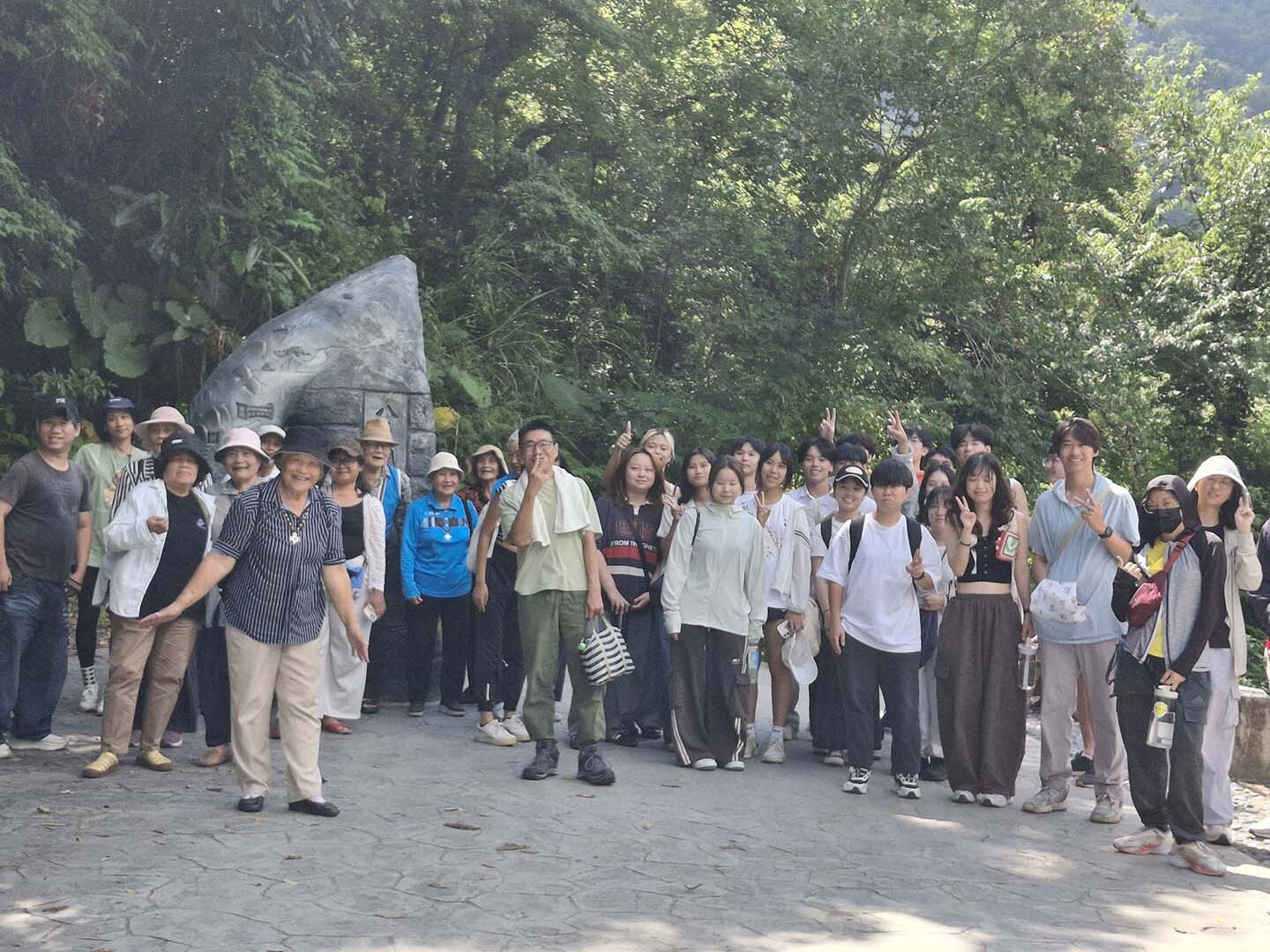 東華大學師生帶領光復文健站長者邁向瓦拉米步道,感受自然療癒之力量