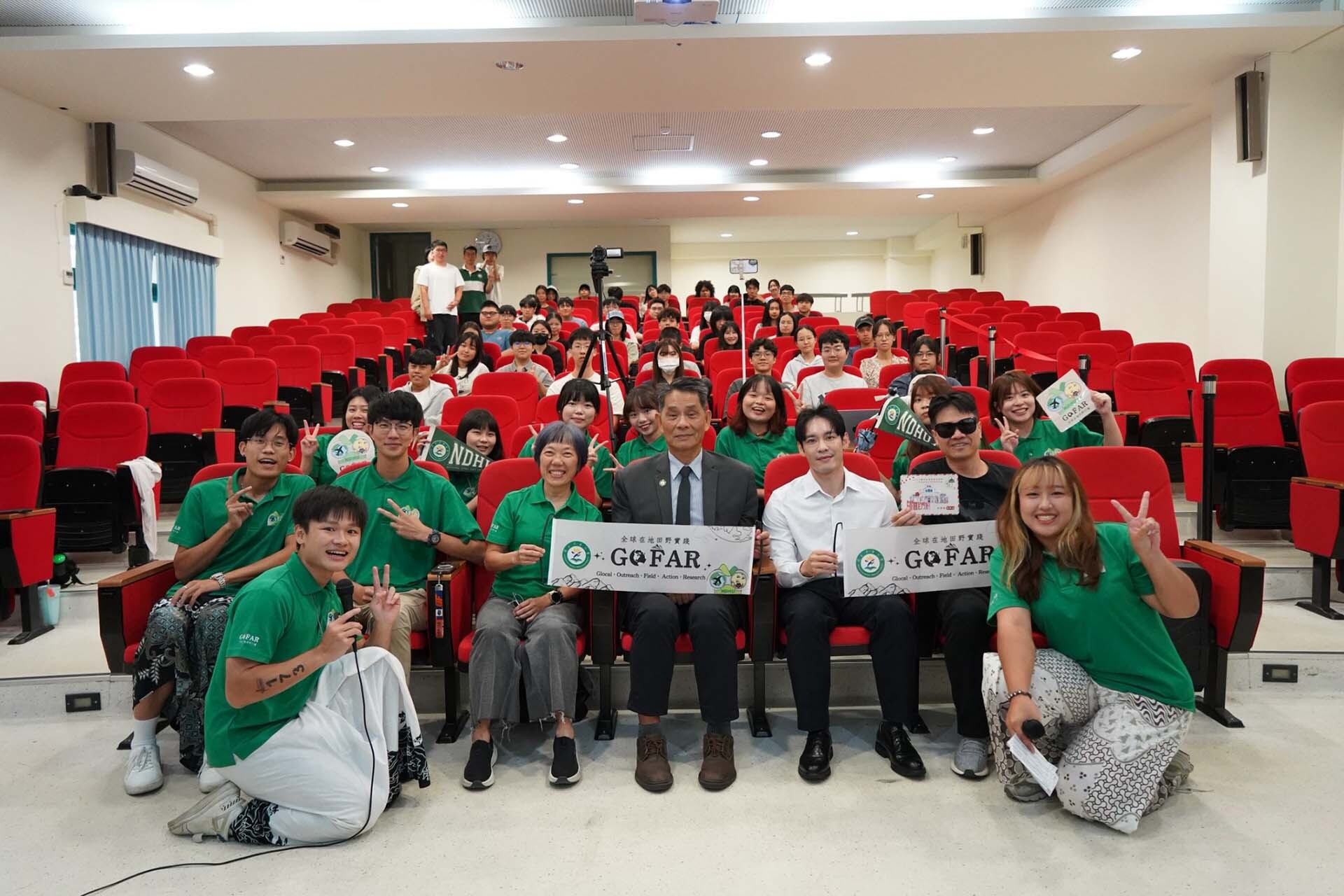 GOFAR 團隊全體成員及現場師生合影留念