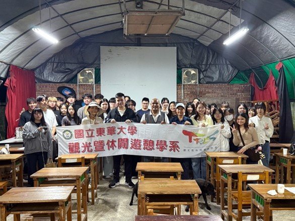 東華大學觀光暨休閒遊憩學系「再生觀光」課程師生於青陽農園合影