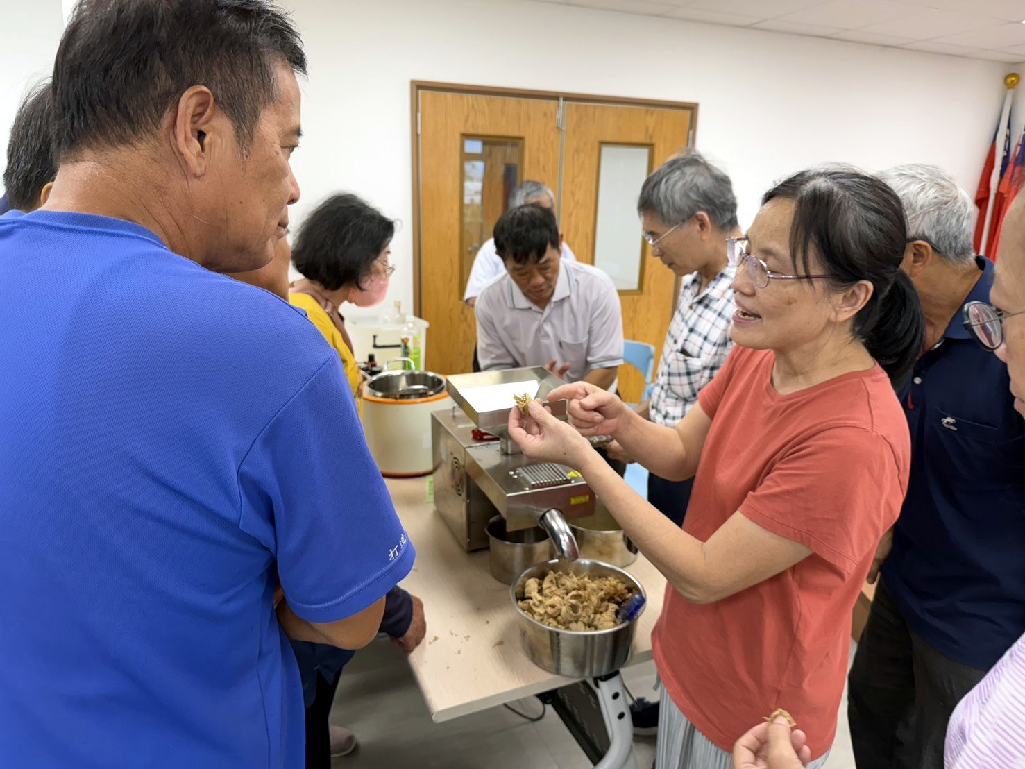 後續實際演示協會研發之機器運作與農友交流-3